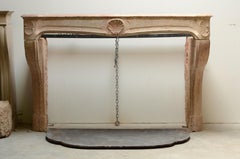 Conchiglia decorata Antique French Limestone Louis XV Fireplace Mantel