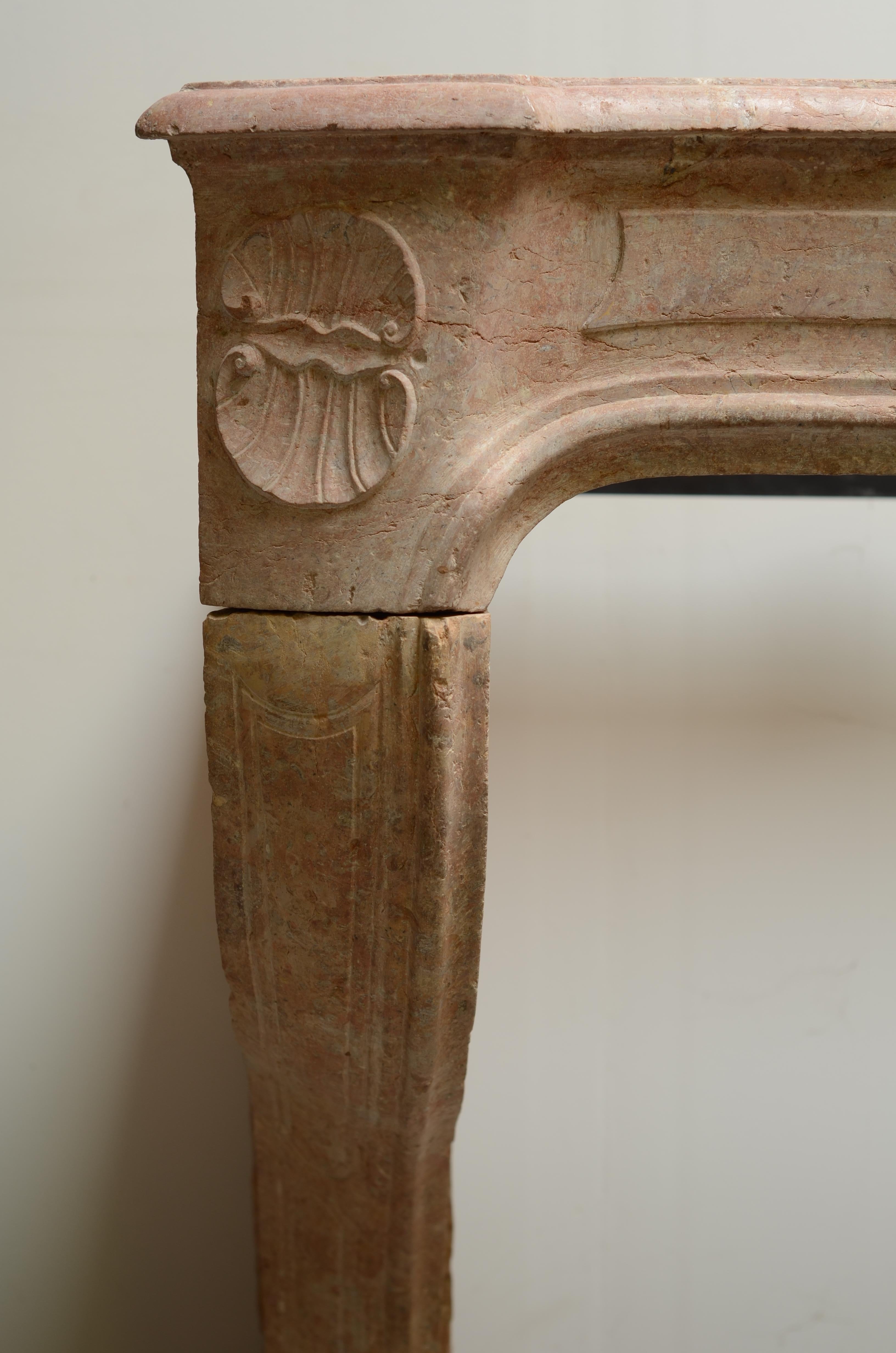 Fino al XVIII secolo Conchiglia decorata Antique French Limestone Louis XV Fireplace Mantel in vendita