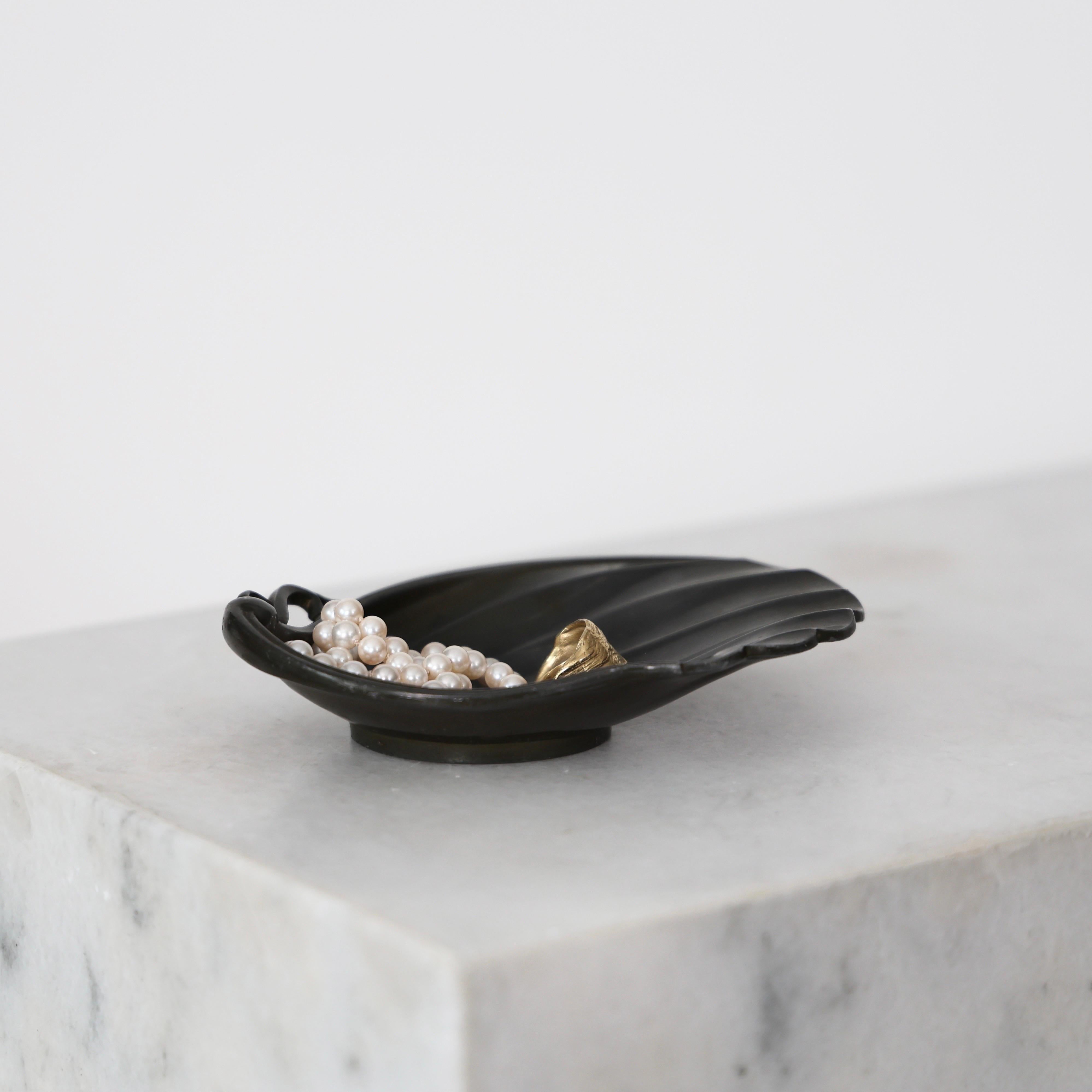 Diskometallschale mit Muscheln von Just Andersen, 1930er Jahre, Dänemark (Art déco) im Angebot