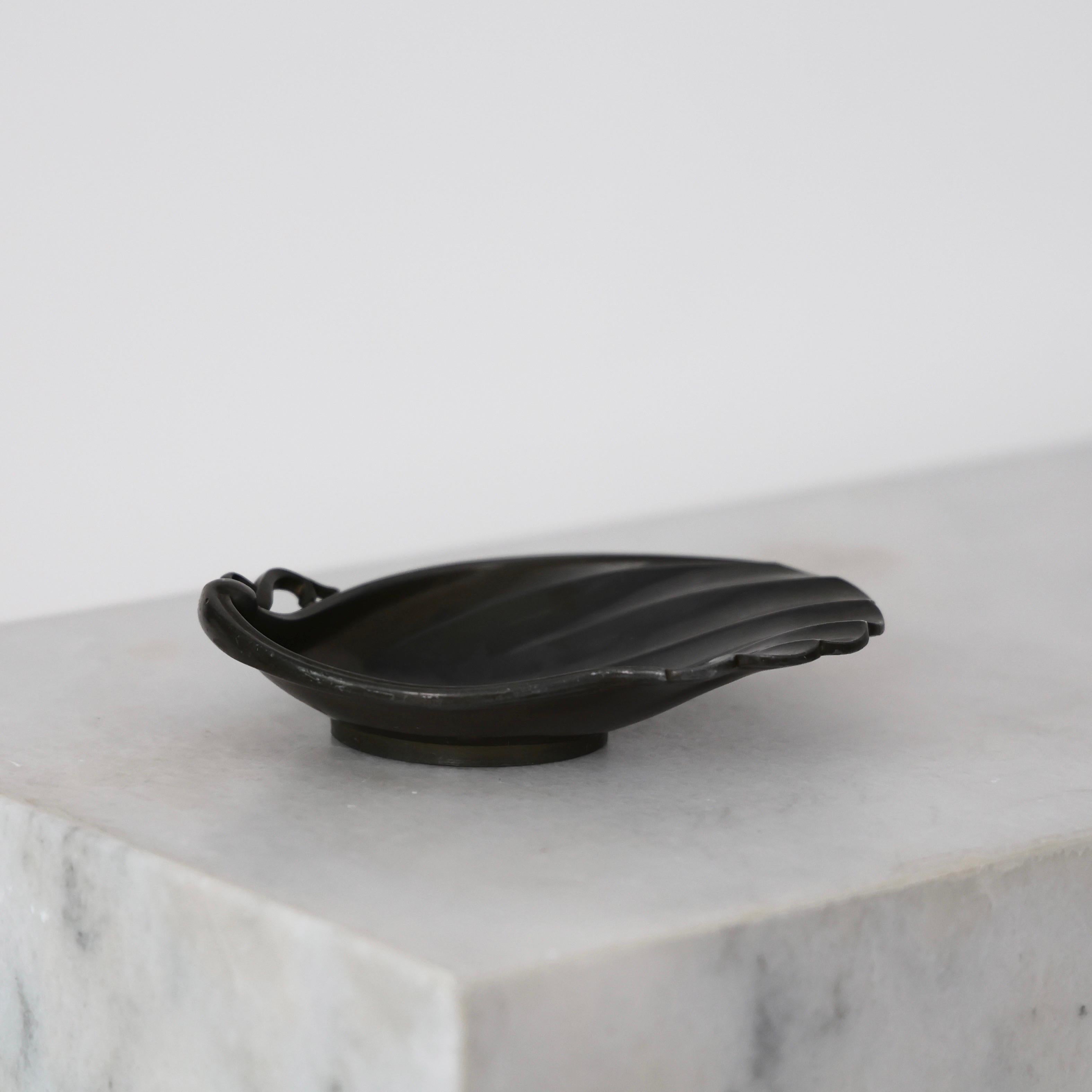 Diskometallschale mit Muscheln von Just Andersen, 1930er Jahre, Dänemark (Dänisch) im Angebot