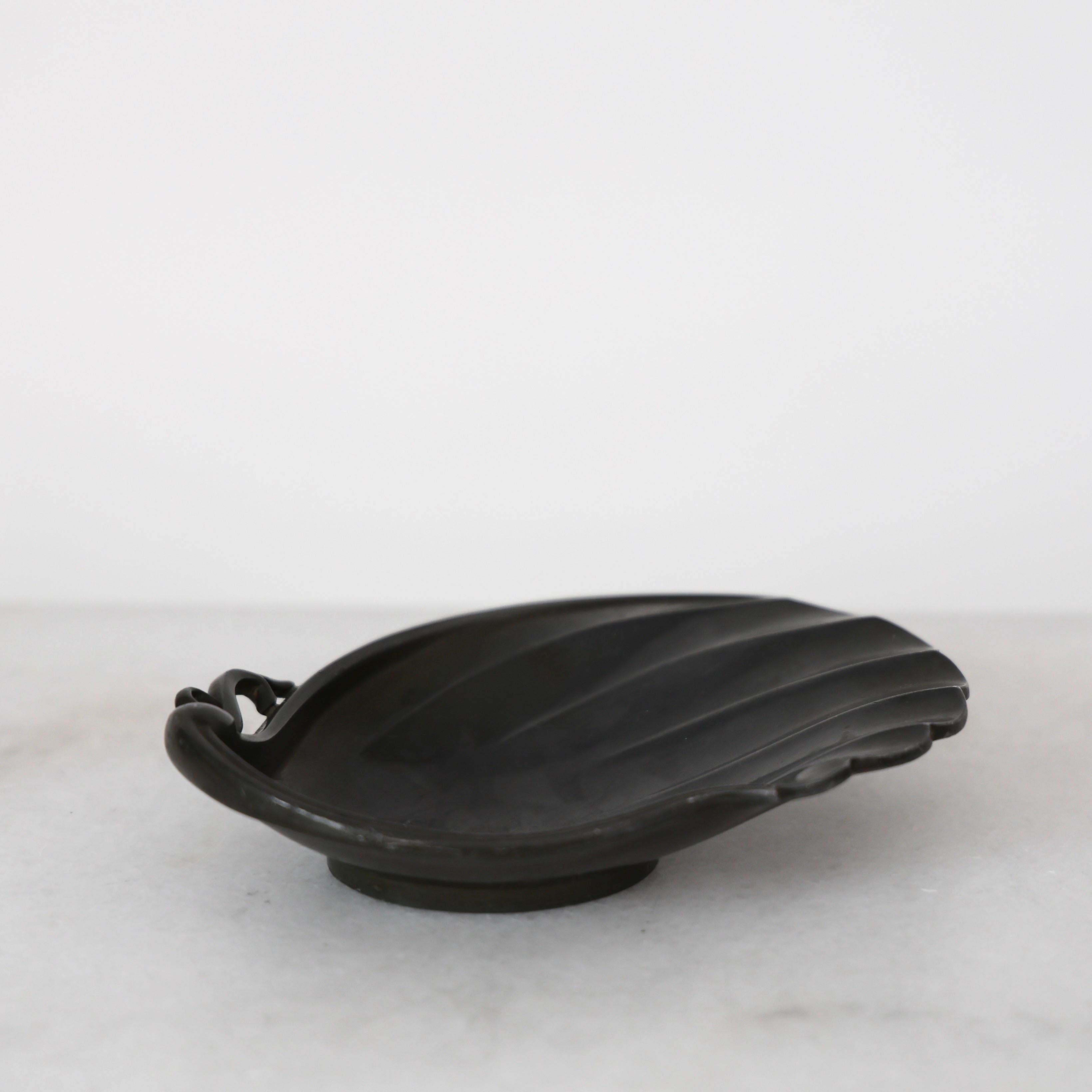 Diskometallschale mit Muscheln von Just Andersen, 1930er Jahre, Dänemark im Zustand „Gut“ im Angebot in Værløse, DK
