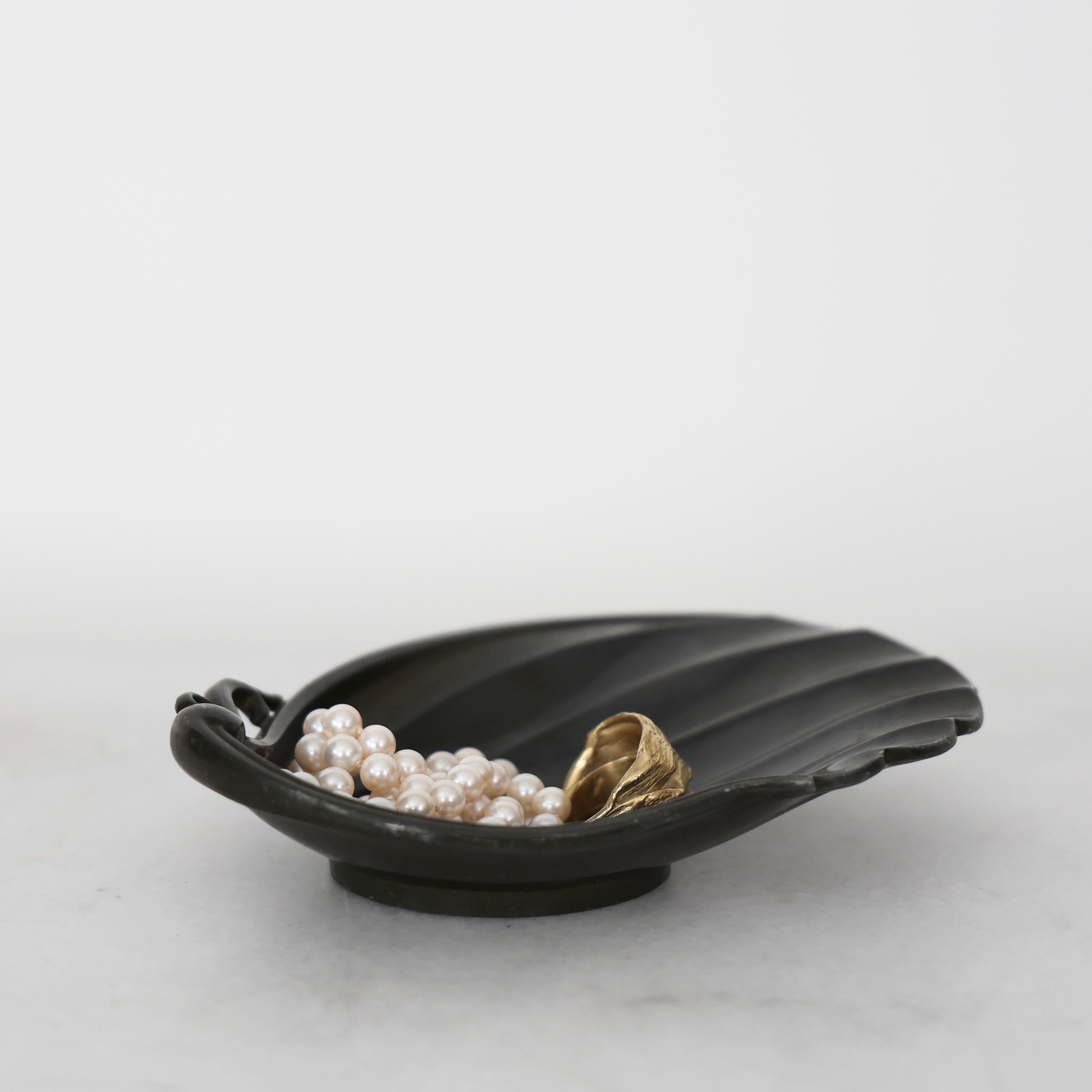 Diskometallschale mit Muscheln von Just Andersen, 1930er Jahre, Dänemark (Mitte des 20. Jahrhunderts) im Angebot