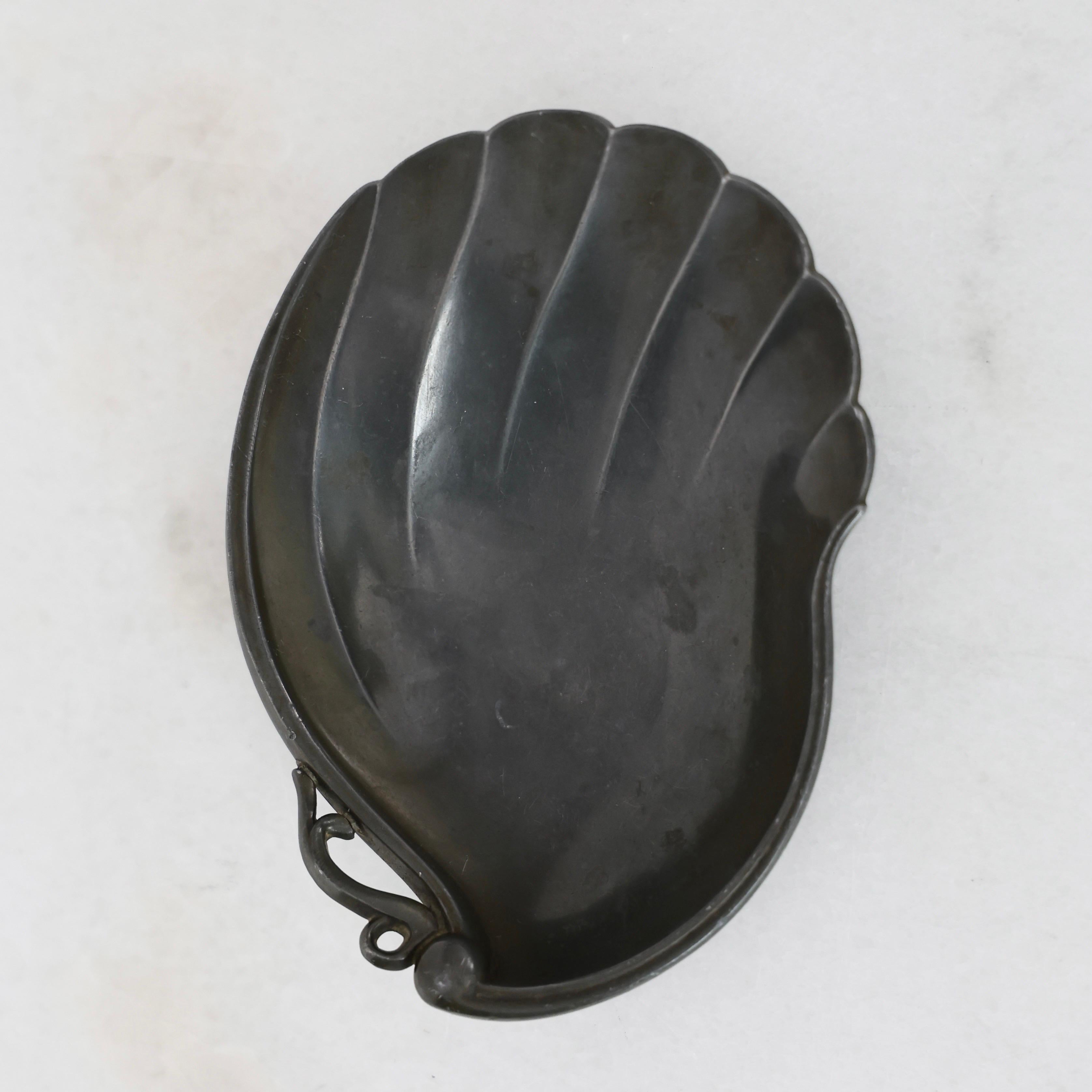 Diskometallschale mit Muscheln von Just Andersen, 1930er Jahre, Dänemark (Metall) im Angebot