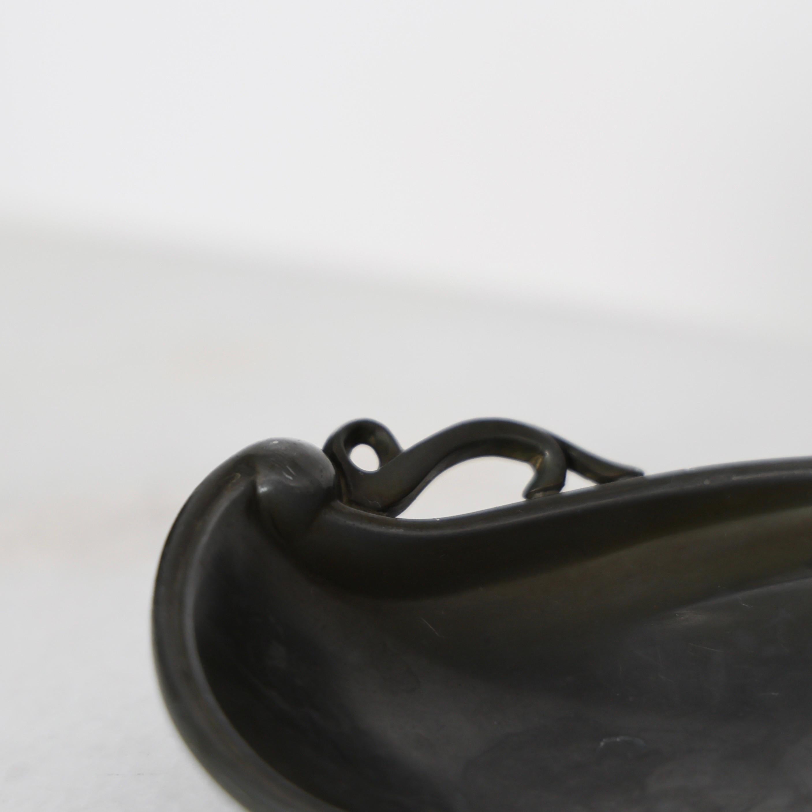 Diskometallschale mit Muscheln von Just Andersen, 1930er Jahre, Dänemark im Angebot 1