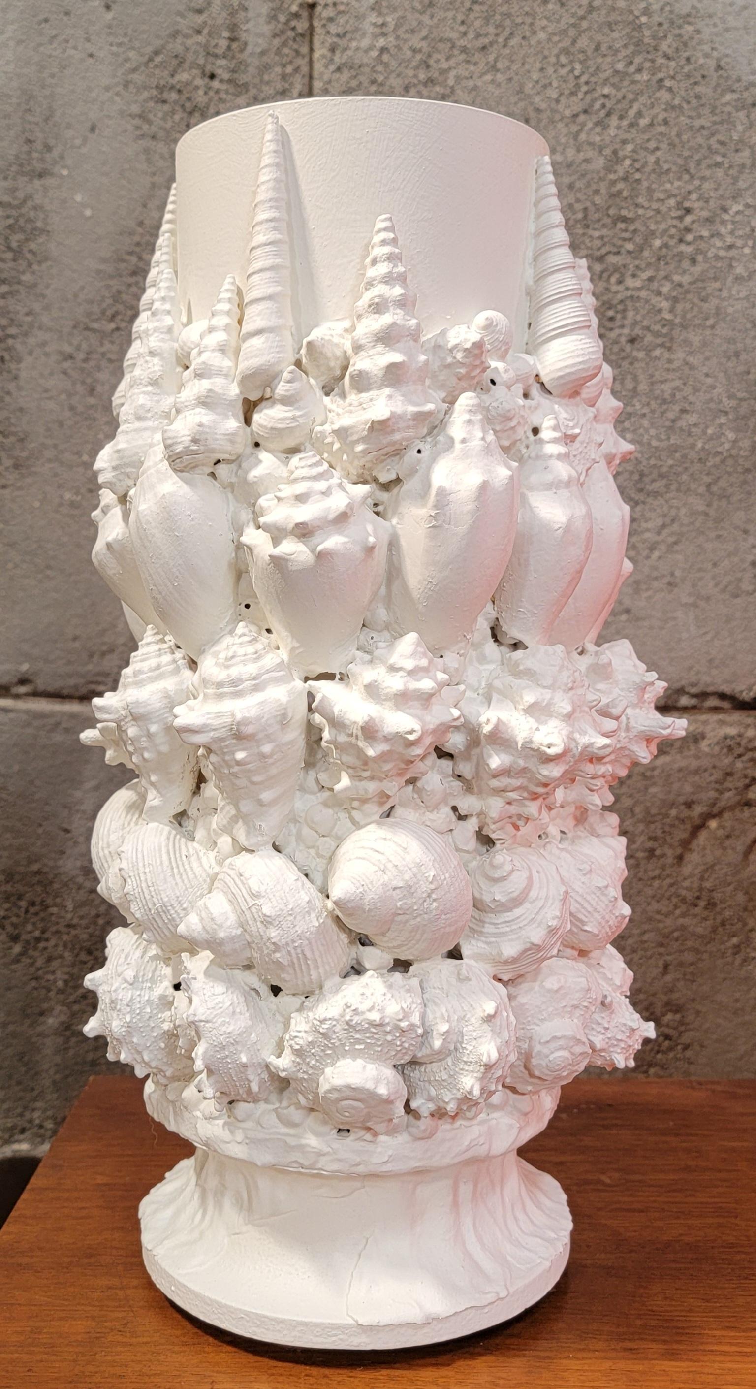 Un vaso da fiori realizzato con conchiglie trovate. Interno in vetro. Si erge a 15 pollici di altezza.