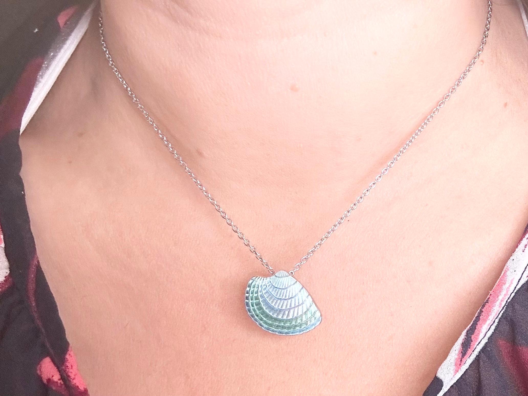 Seashell pendant necklace silver 925 Nicole Barr artist well made VALENTINES  In New Condition For Sale In Boca Raton, FL