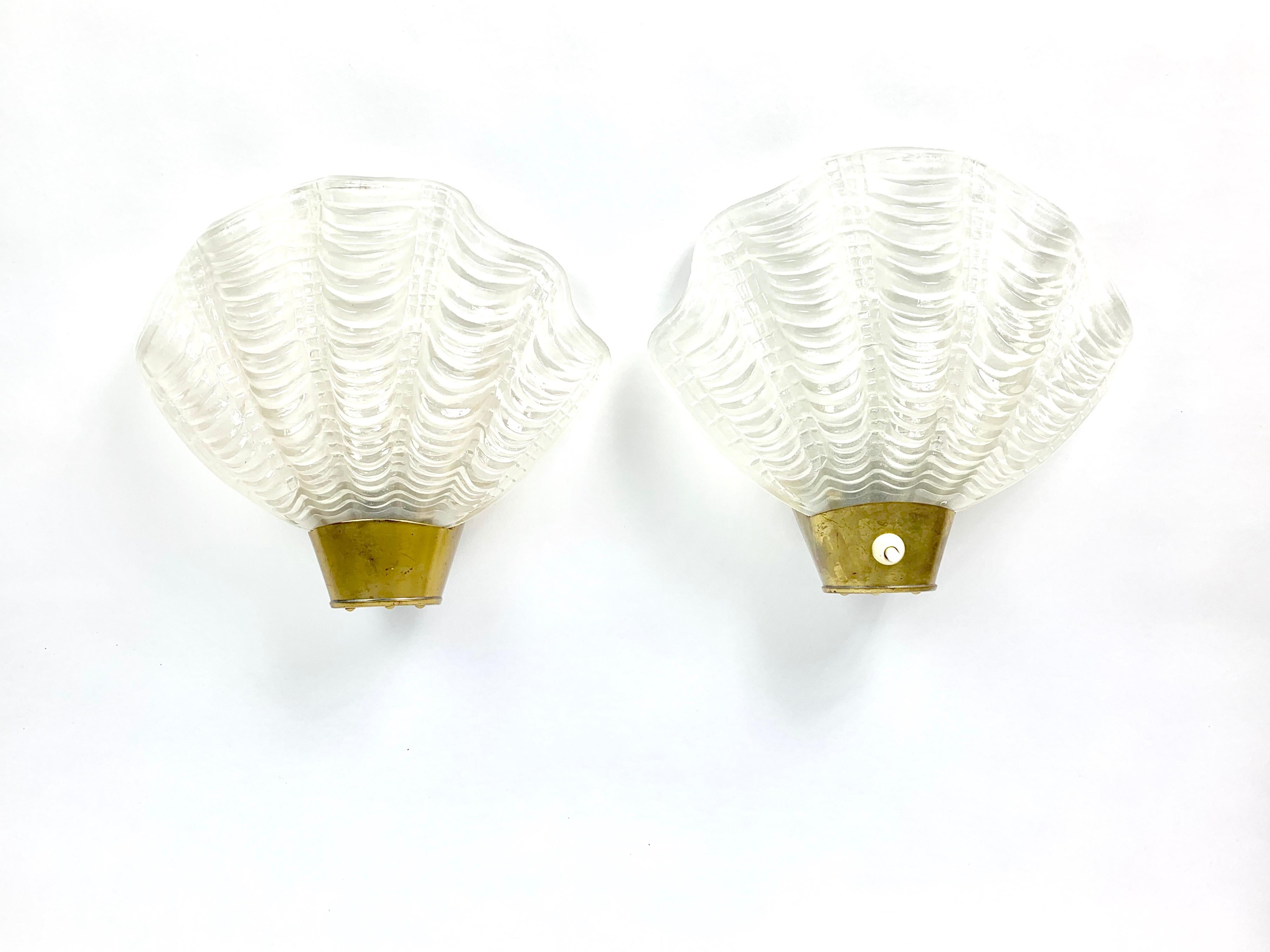 Muschel-Wandleuchter, Sockel aus Messing mit abnehmbarem Glasschirm in Muschelform