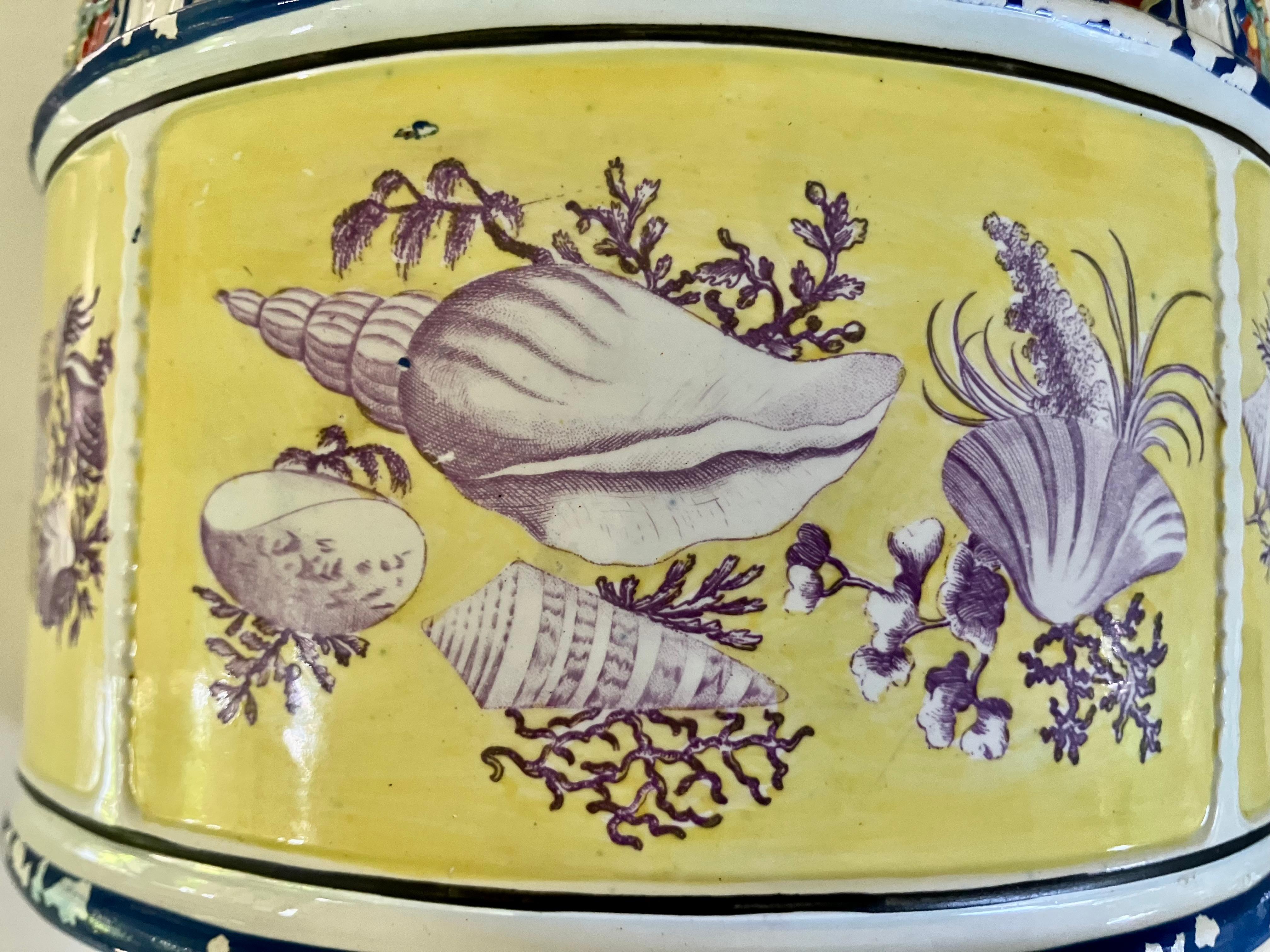 Dipinto a mano Vaso a forma di conchiglia in vendita