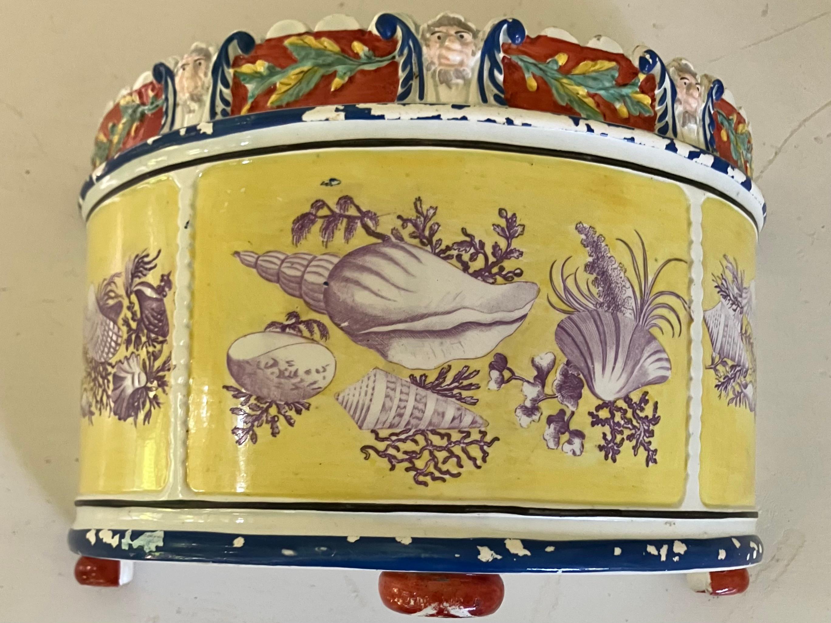 Porcellana Vaso a forma di conchiglia in vendita