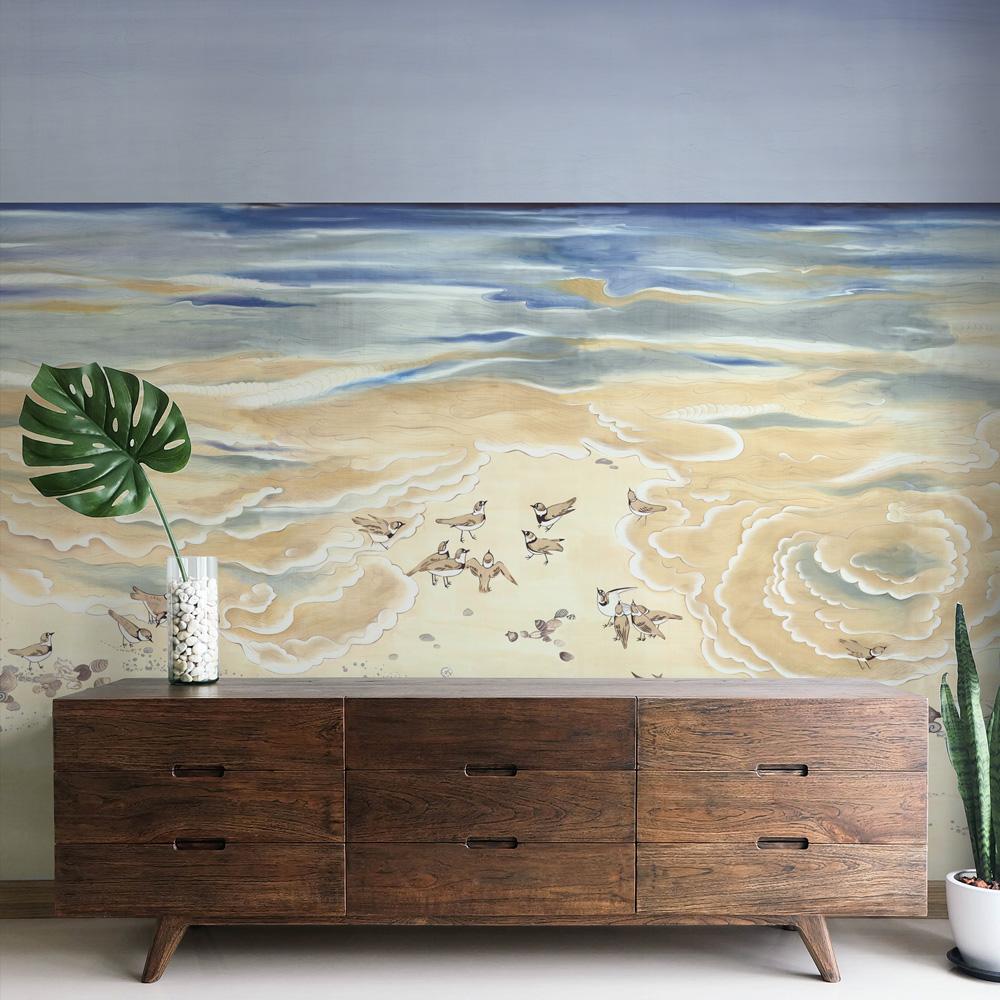 Seashore ist ein modernes japanisches Fusionswandbild, das von unserer Liebe zum Strand inspiriert wurde. Eine wunderschöne Farbpalette aus warmen Sandtönen und tiefblauem Wasser bildet den Hintergrund für die skurrilen, stilisierten