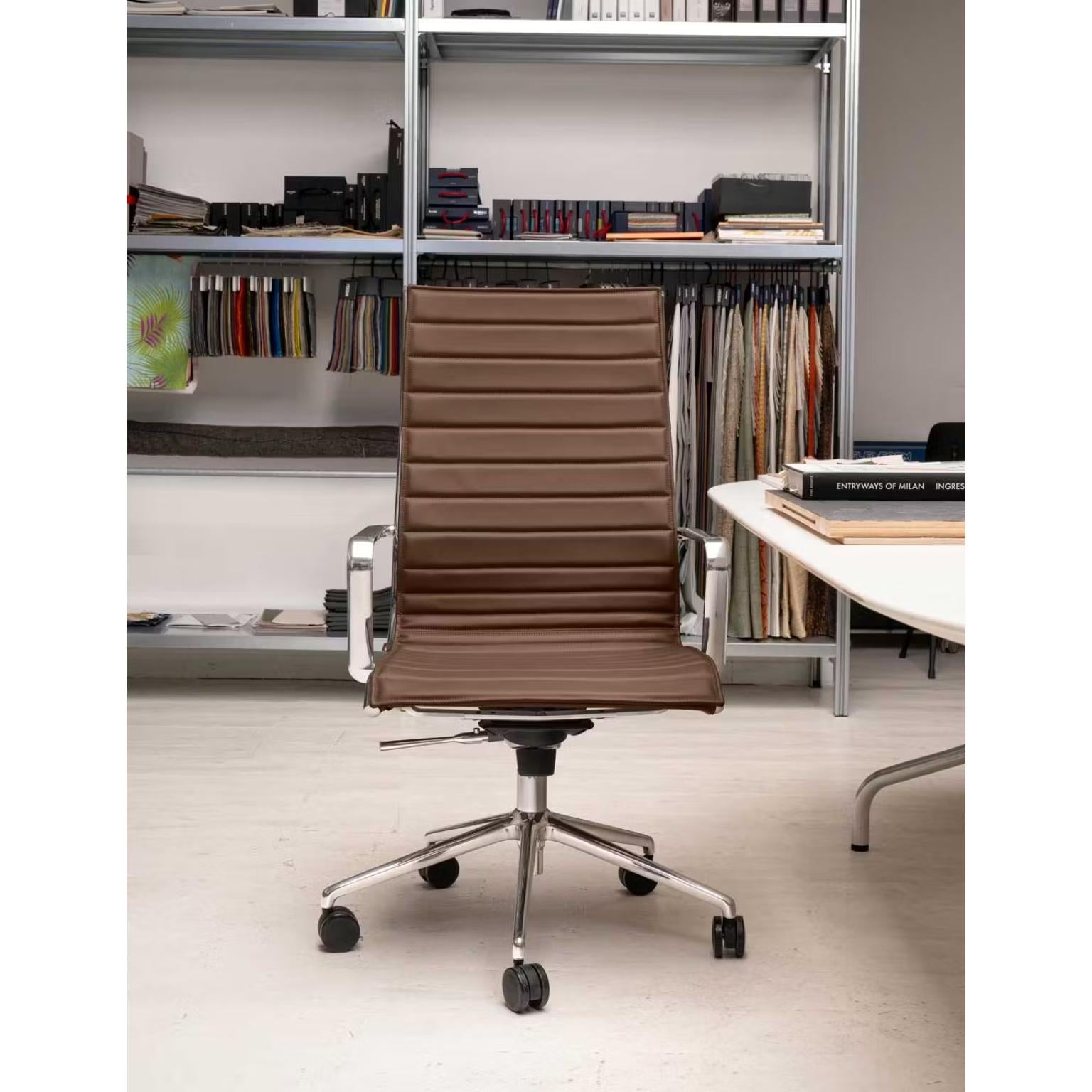 Season Slim High Backrest Executive Upholstered Armchair by Quinti Sedute
Dimensions: D 68 x W 68 x H 112 cm.
Materials: Aluminum and upholstery.

Available in different finishes, sizes, and material options. Dimensions and prices may vary. Please