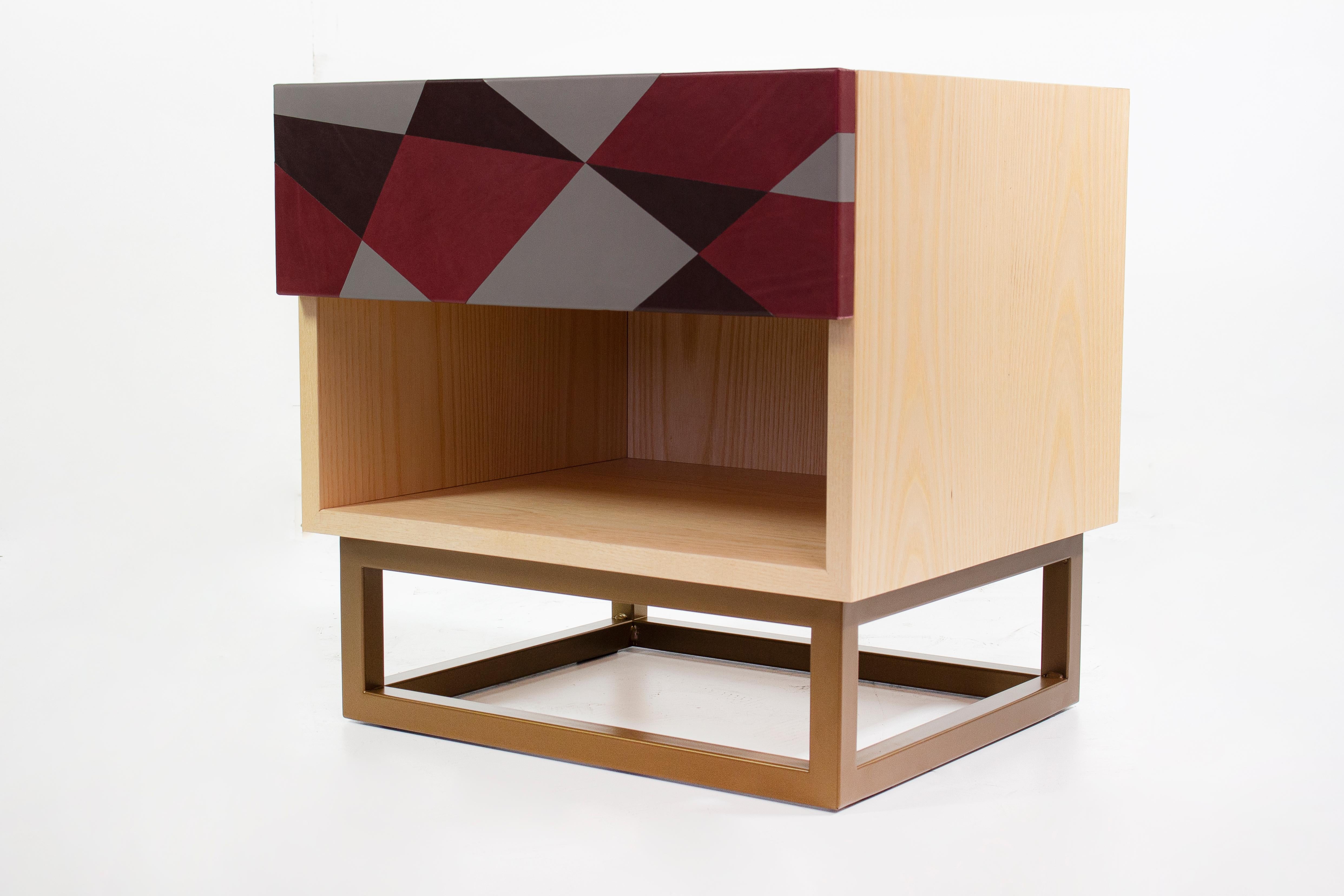 Postmoderno Comodino Seasons in Wood laminato, metallo e pelle di Oscar Maschera in vendita