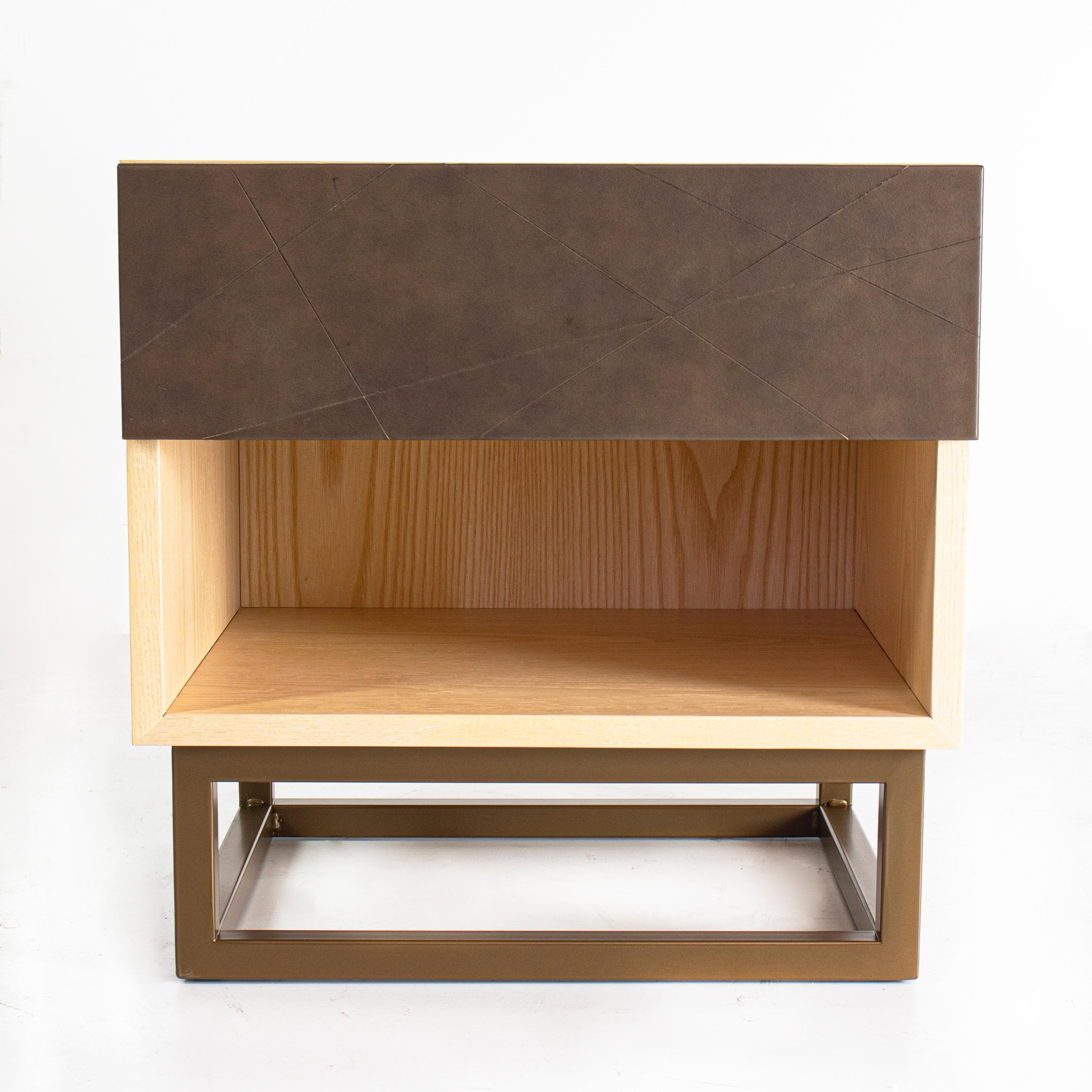 Italiano Comodino Seasons in Wood laminato, metallo e pelle di Oscar Maschera in vendita
