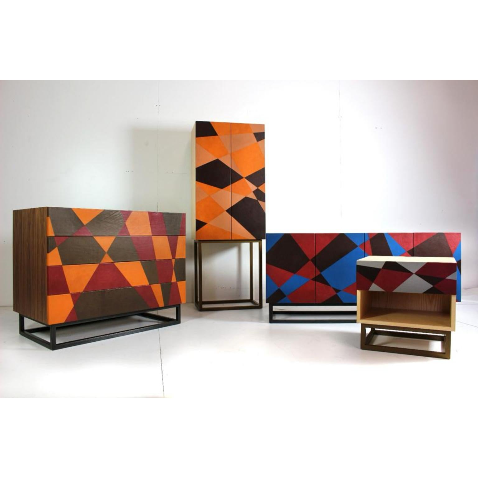 Credenza mobile Seasons in Wood laminato, metallo e pelle di Oscar Maschera
Dimensioni: D 40 x L 140 x H 65 cm.
Materiali: Metallo, legno laminato e pelle vegetale.

Il nostro lavoro è una ricerca: diamo libero sfogo alla nostra fantasia quando