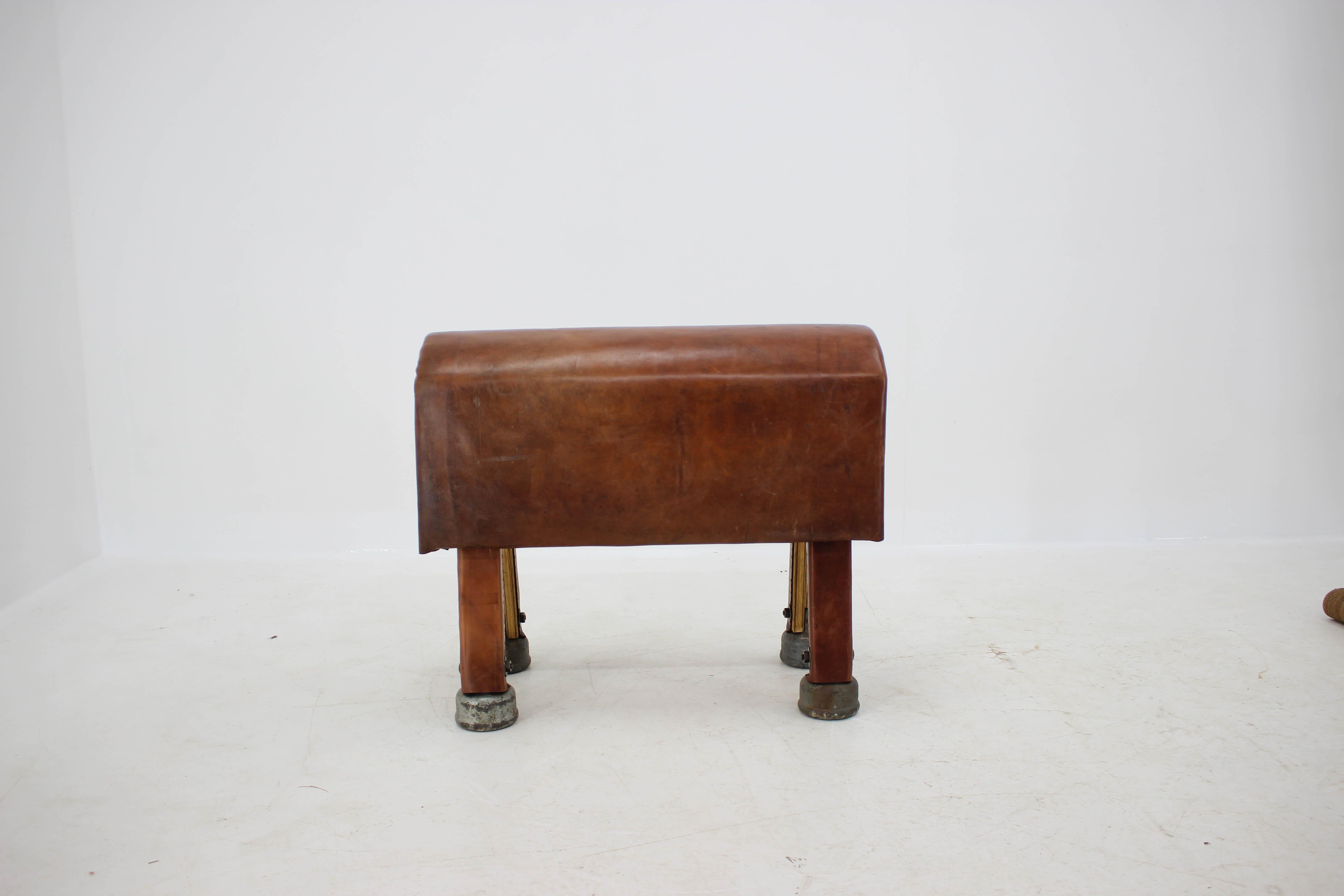 Mid-Century Modern Siège dans le style du banc sportif en vente