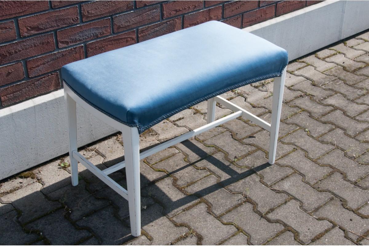 Aus Nordeuropa importierter Sitz.

Möbel in sehr gutem Zustand, nach professioneller Renovierung. Der Sitz wurde mit einem neuen Stoff bezogen.

Abmessungen: Höhe 50 cm / Breite 76 cm / Tiefe 41 cm