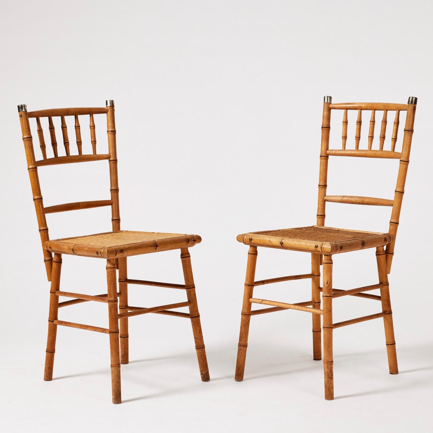 Ensemble de quatre chaises de salle à manger en faux bambou et hêtre, datant de la fin du CIRCA, fabriquées pour Bodafors. Les sièges sont recouverts d'une natte de jonc dans le style japonais.
Usure et détérioration correspondant à leur âge et à