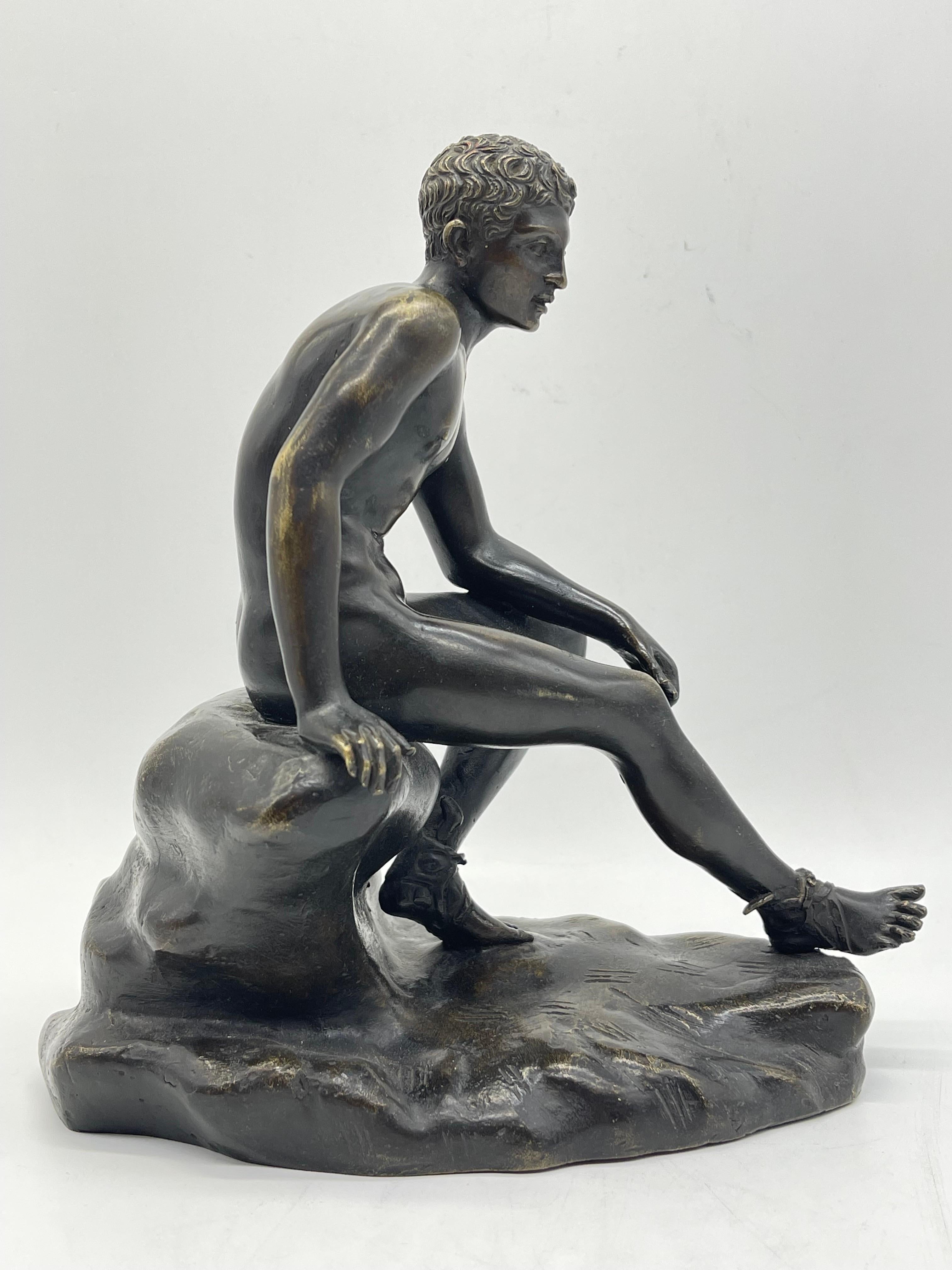 Sitzende athletische Bronzeskulptur / Figur Griechisch - römische Mythologie (Deutsch) im Angebot