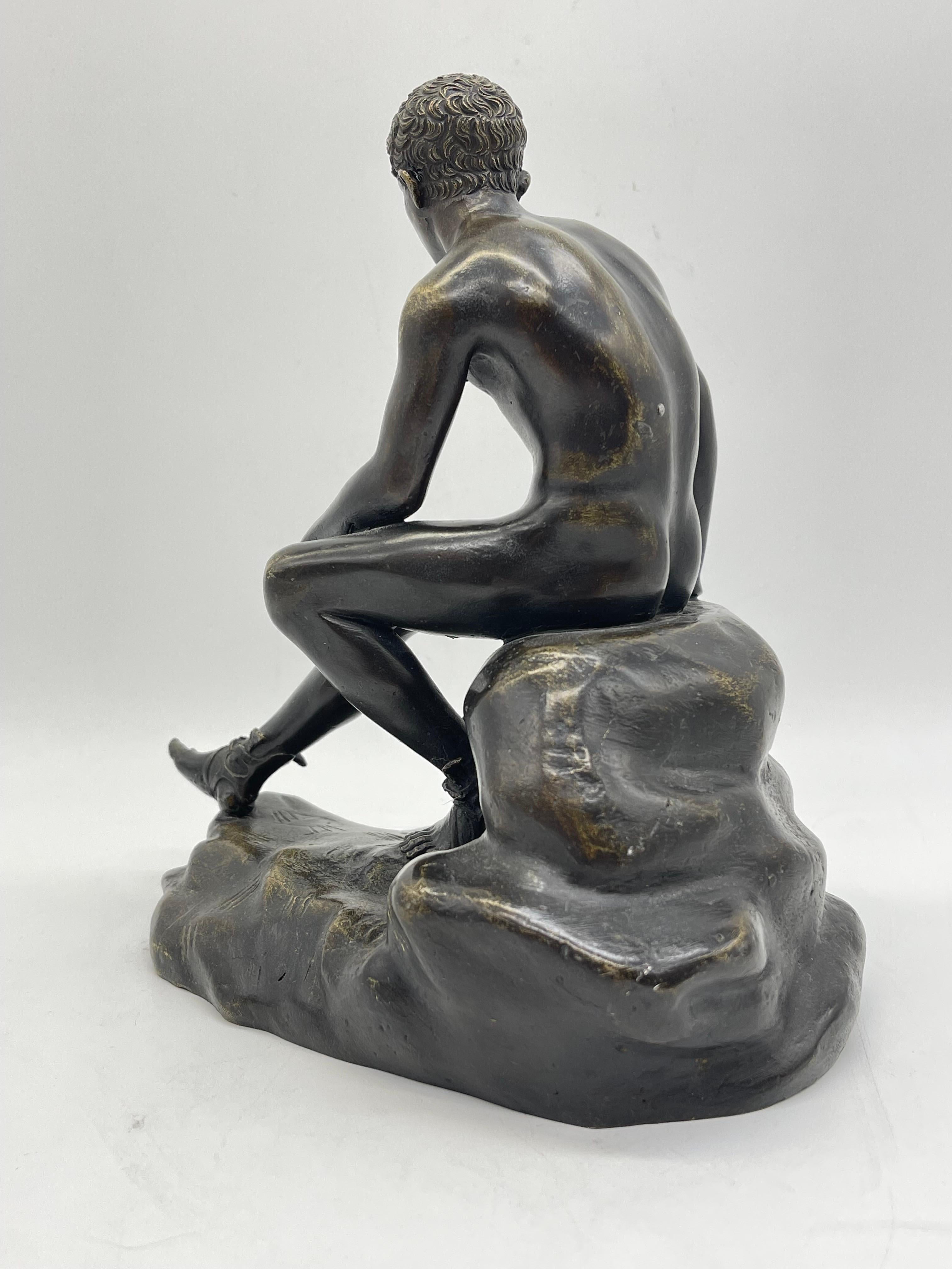 Sitzende athletische Bronzeskulptur / Figur Griechisch - römische Mythologie (19. Jahrhundert) im Angebot