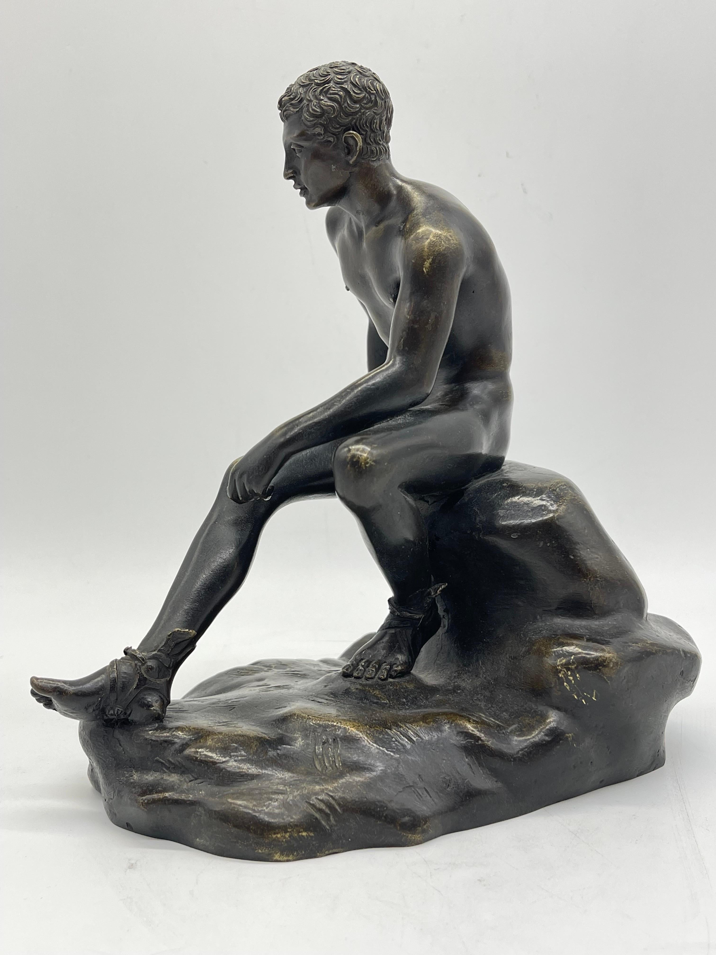 Sitzende athletische Bronzeskulptur / Figur Griechisch - römische Mythologie im Angebot 1