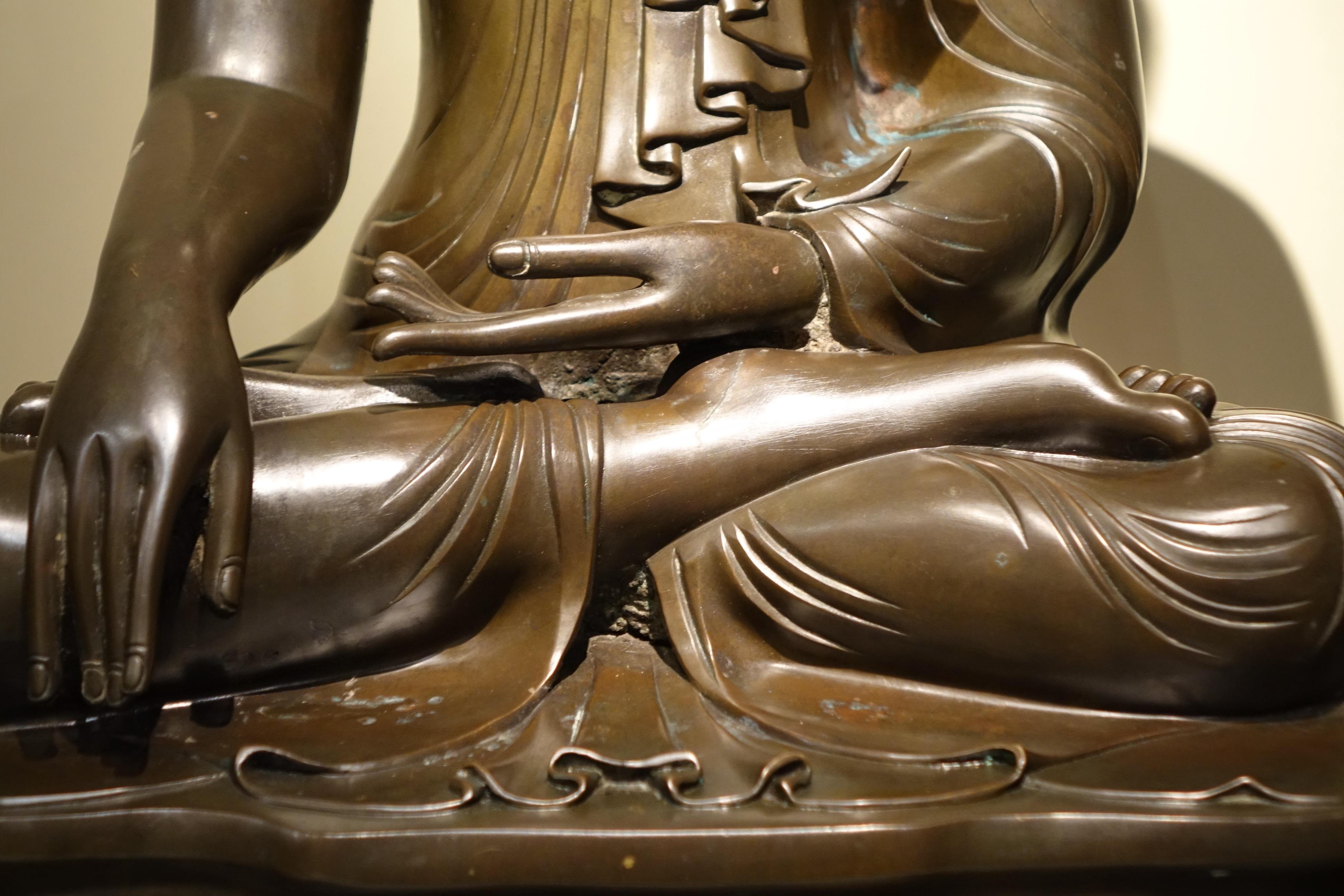 Buddha sitting in Bhumisparsa mùdra (or earth witness mudra )
Buddha calls the goddess of the earth to testify that he has definitively overcome the fears and temptations sent by Mara, the demon of illusion. He thus attains enlightenment under the