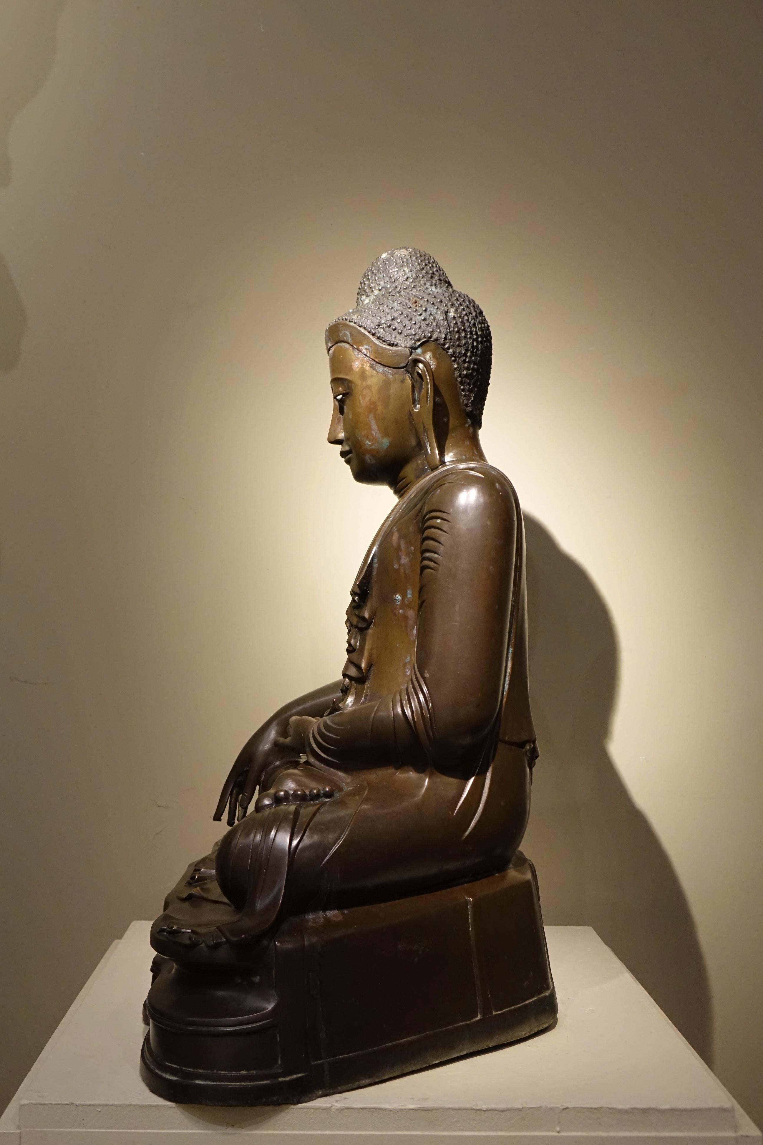 Seated Bronze Bouddha in Bhumisparsa mùdra, Mandalay, Burma, 19th c. For Sale 1