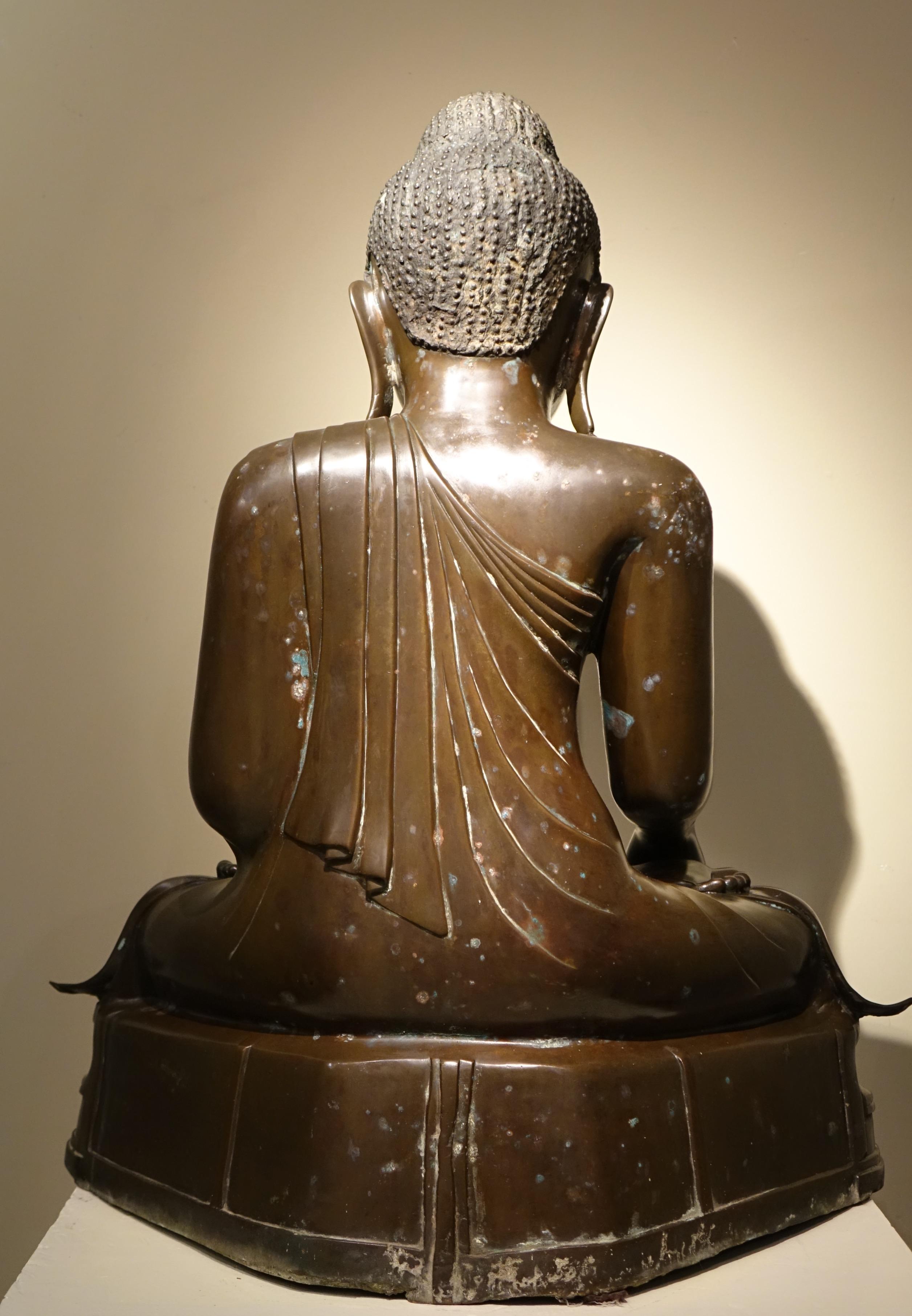 Seated Bronze Bouddha in Bhumisparsa mùdra, Mandalay, Burma, 19th c. For Sale 2