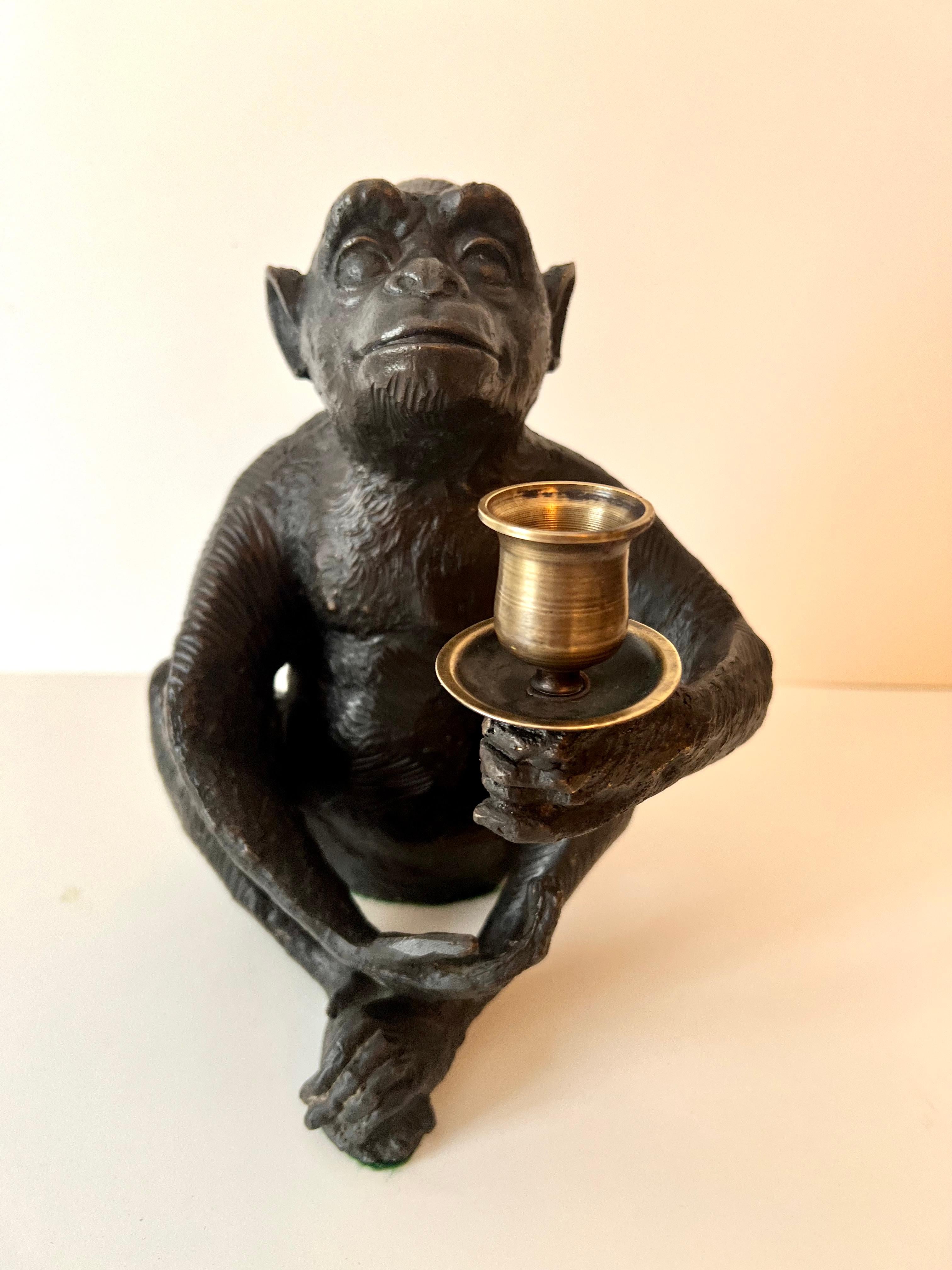 Sitzender Bronze-Affe mit Messing-Kerzenständer (Patiniert) im Angebot