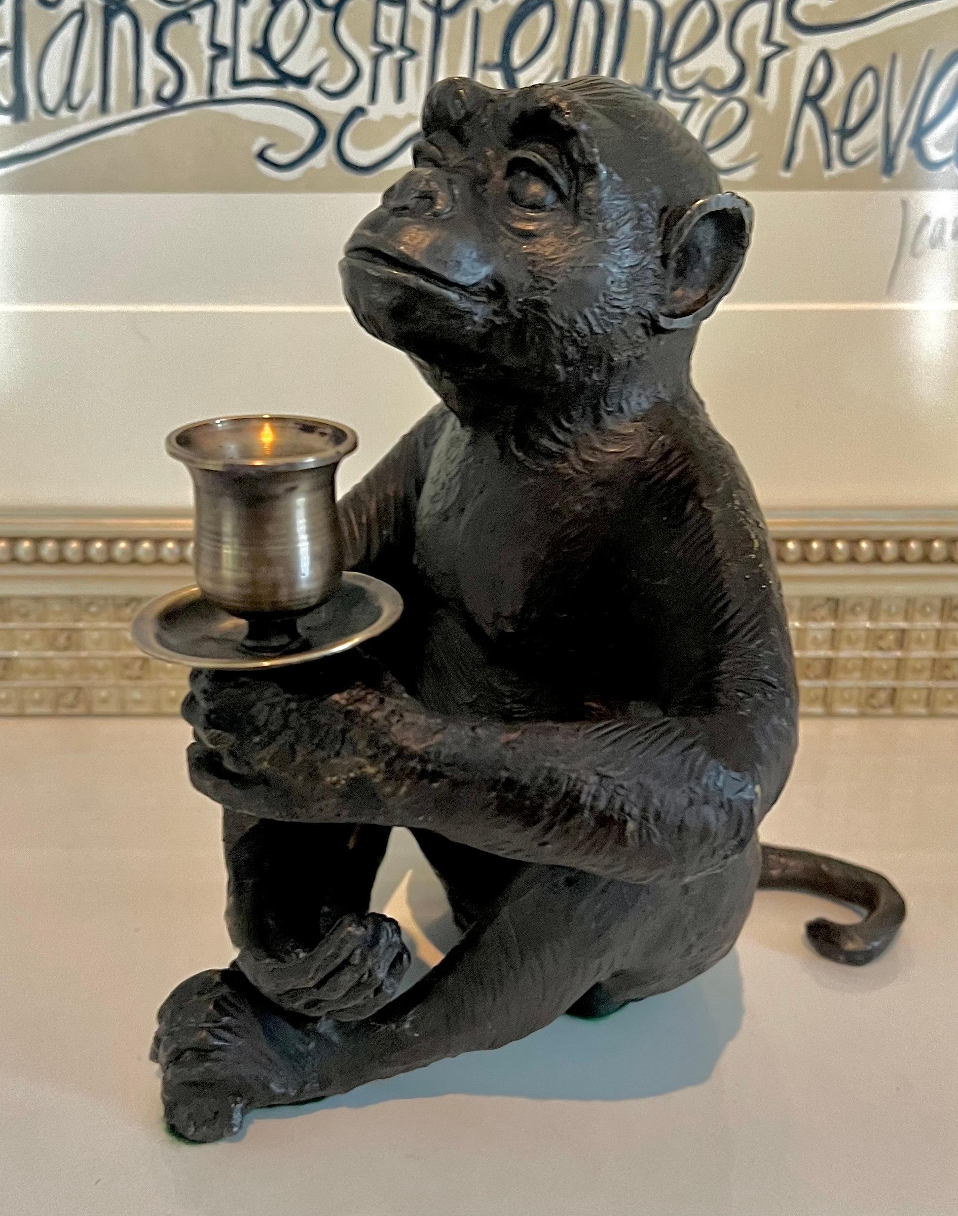 Sitzender Bronze-Affe mit Messing-Kerzenständer im Zustand „Gut“ im Angebot in Los Angeles, CA