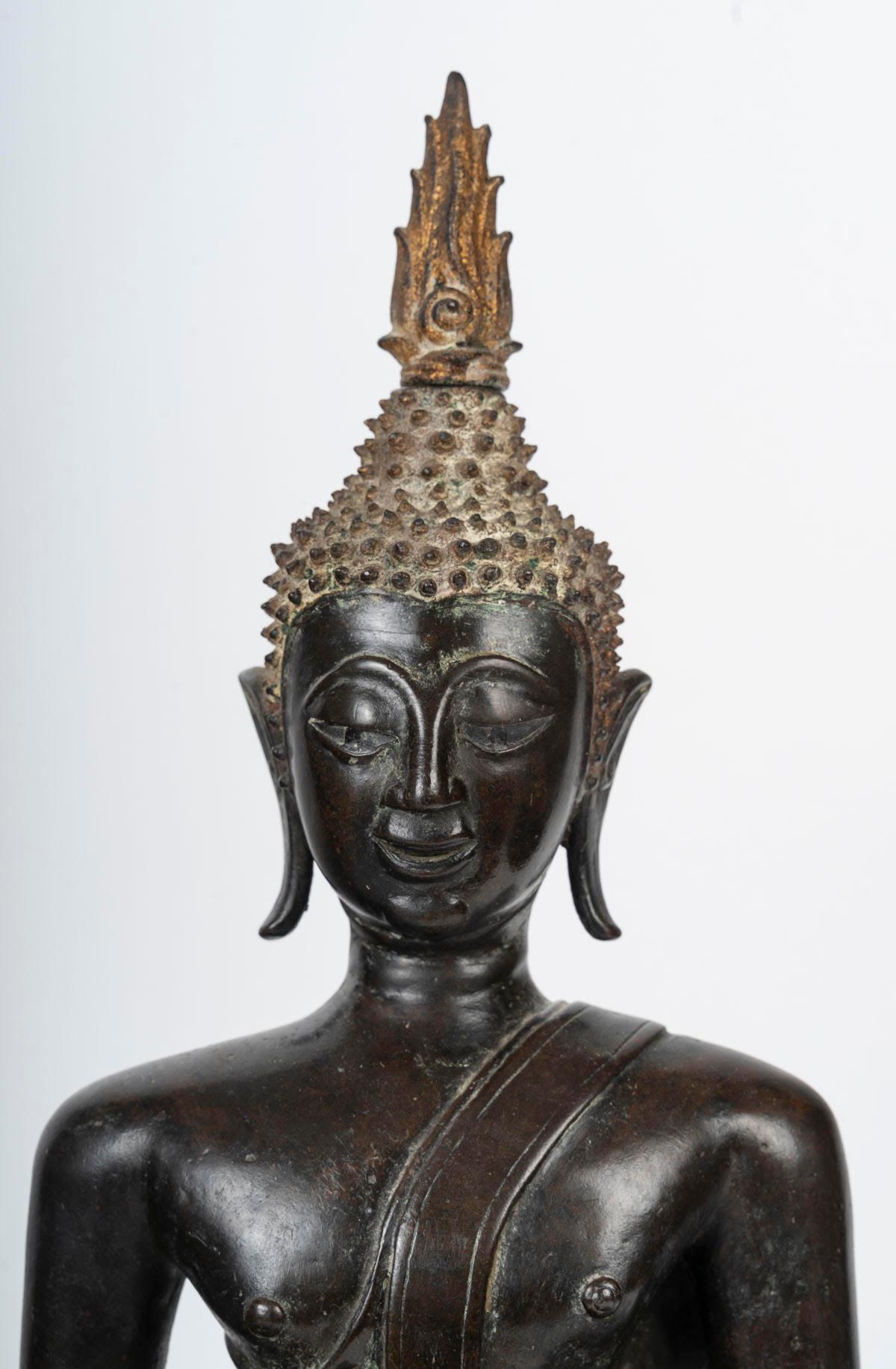 Buddha seduto in bronzo patinato, circa 17° secolo.

Scultura di Buddha in bronzo, patina marrone, proveniente da Thai-Lao, principato di Chieng Kham, circa 17° secolo.
H. 52 cm. L: 35cm, P: 15cm