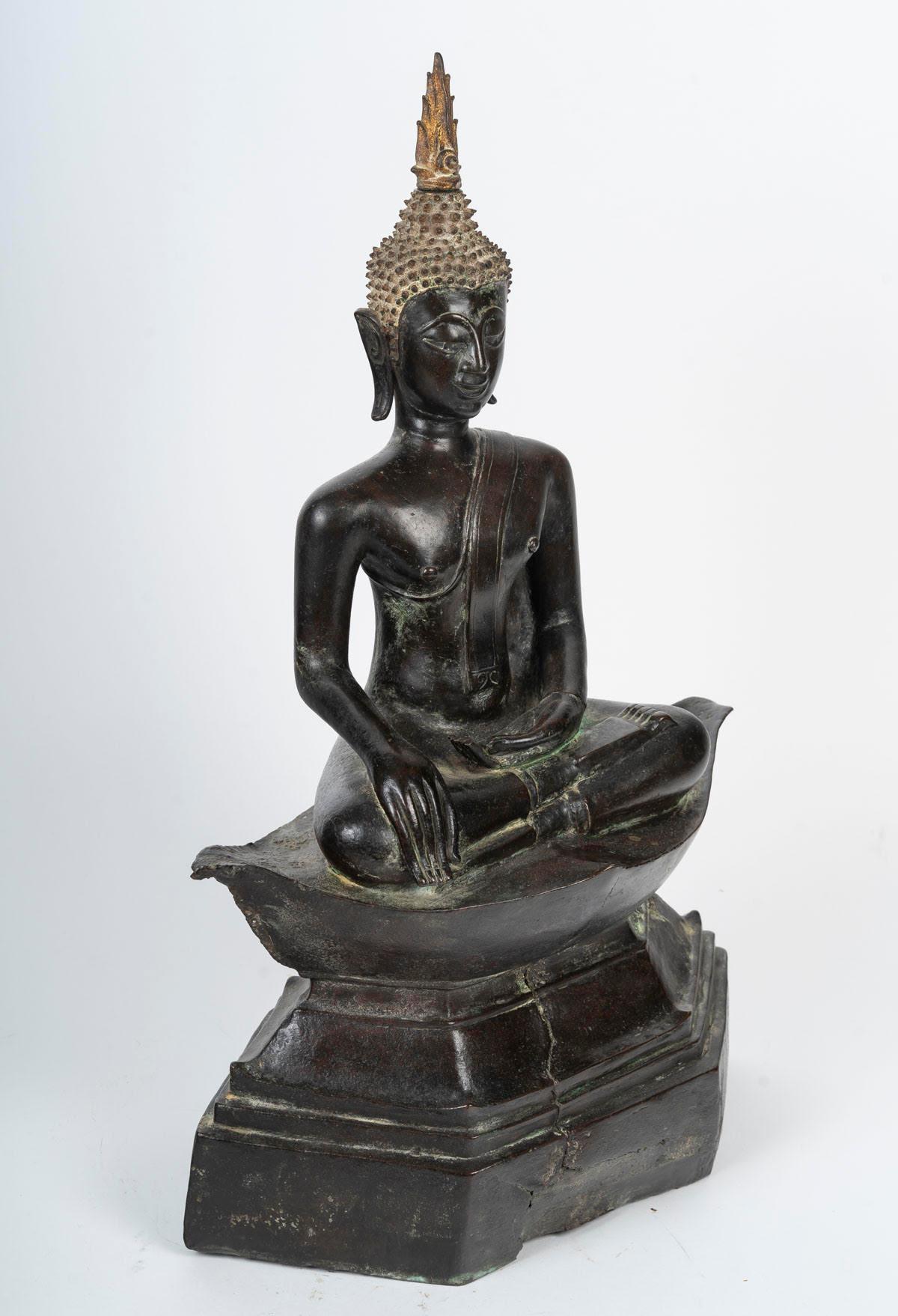 Cineserie Buddha seduto in bronzo patinato, XVII secolo circa. in vendita