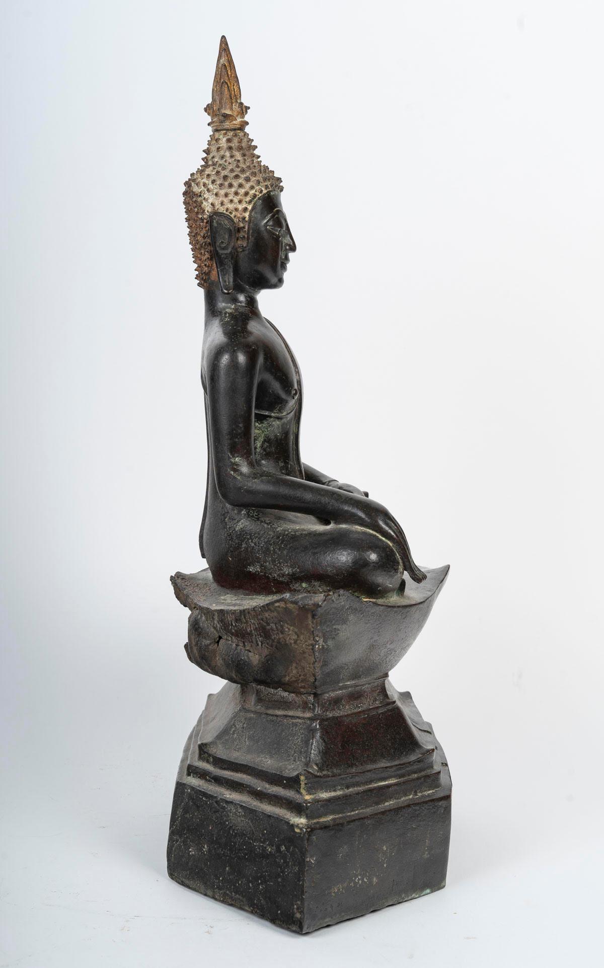 Asiatico Buddha seduto in bronzo patinato, XVII secolo circa. in vendita