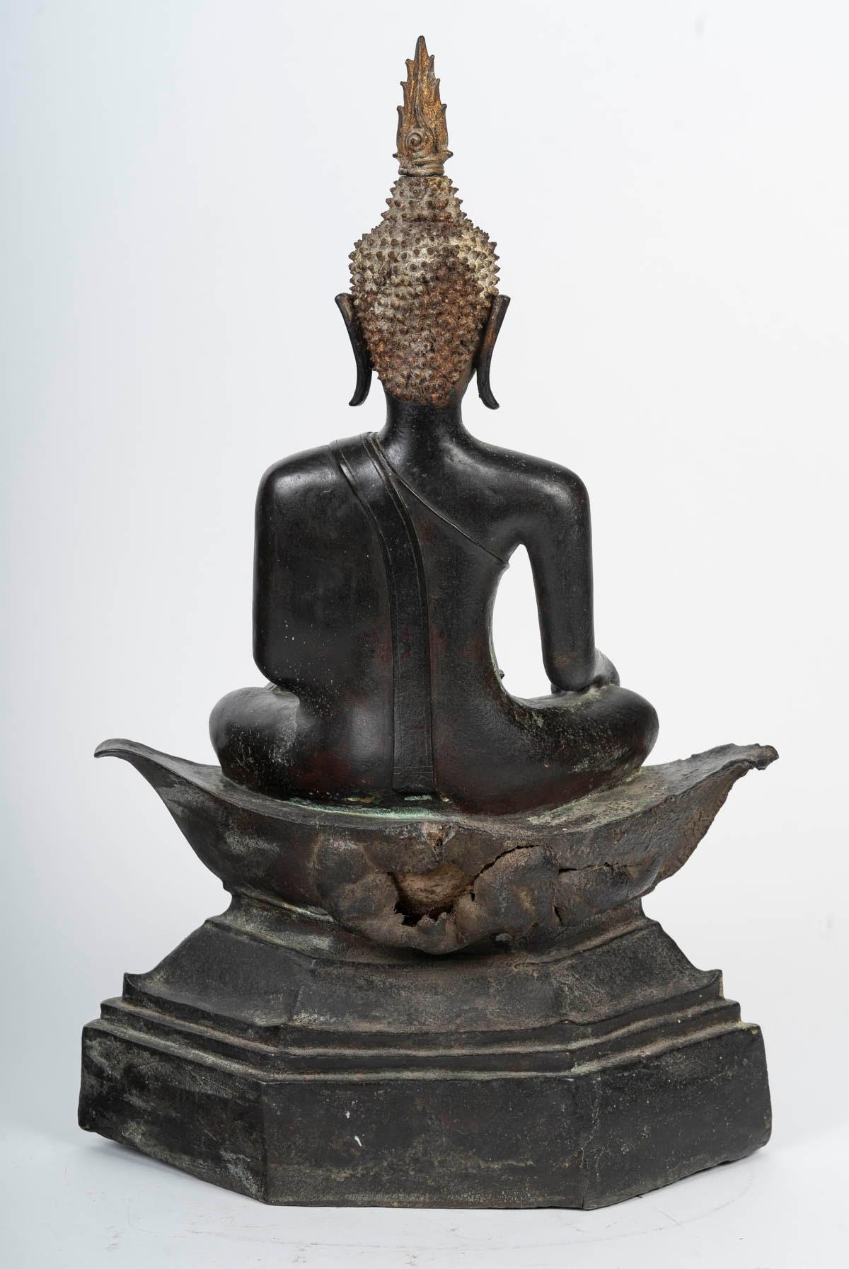 Patinato Buddha seduto in bronzo patinato, XVII secolo circa. in vendita