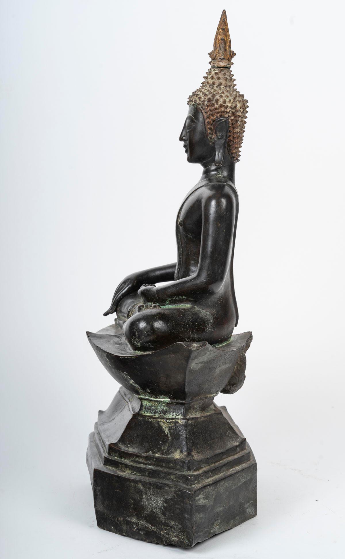 Buddha seduto in bronzo patinato, XVII secolo circa. In condizioni buone in vendita a Saint-Ouen, FR