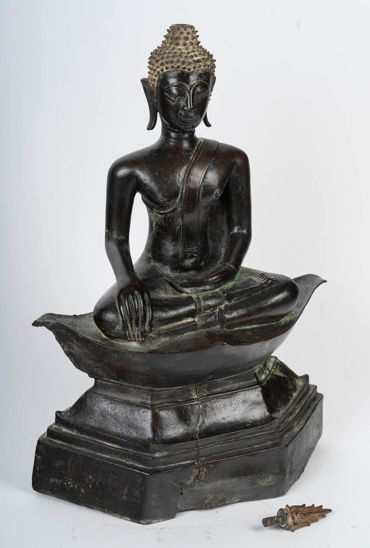 Bronzo Buddha seduto in bronzo patinato, XVII secolo circa. in vendita