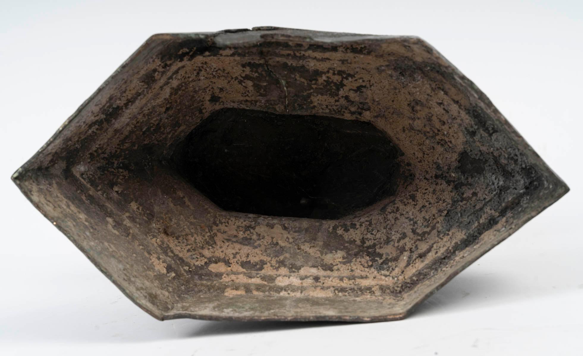 Buddha seduto in bronzo patinato, XVII secolo circa. in vendita 1