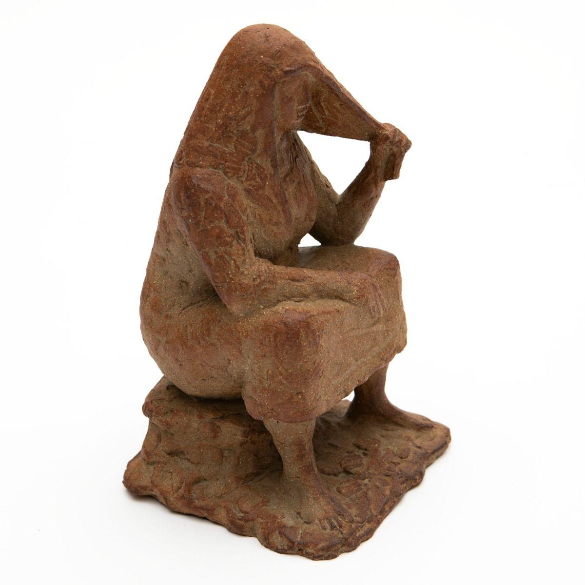 Ib Braun (1933-2003)
Scultura unica di una donna seduta
Scultura espressiva in argilla cotta dello scultore danese Ib Braun. La figura raffigura una donna seduta che solleva parte del suo velo, un motivo caratteristico e contemplativo che riflette