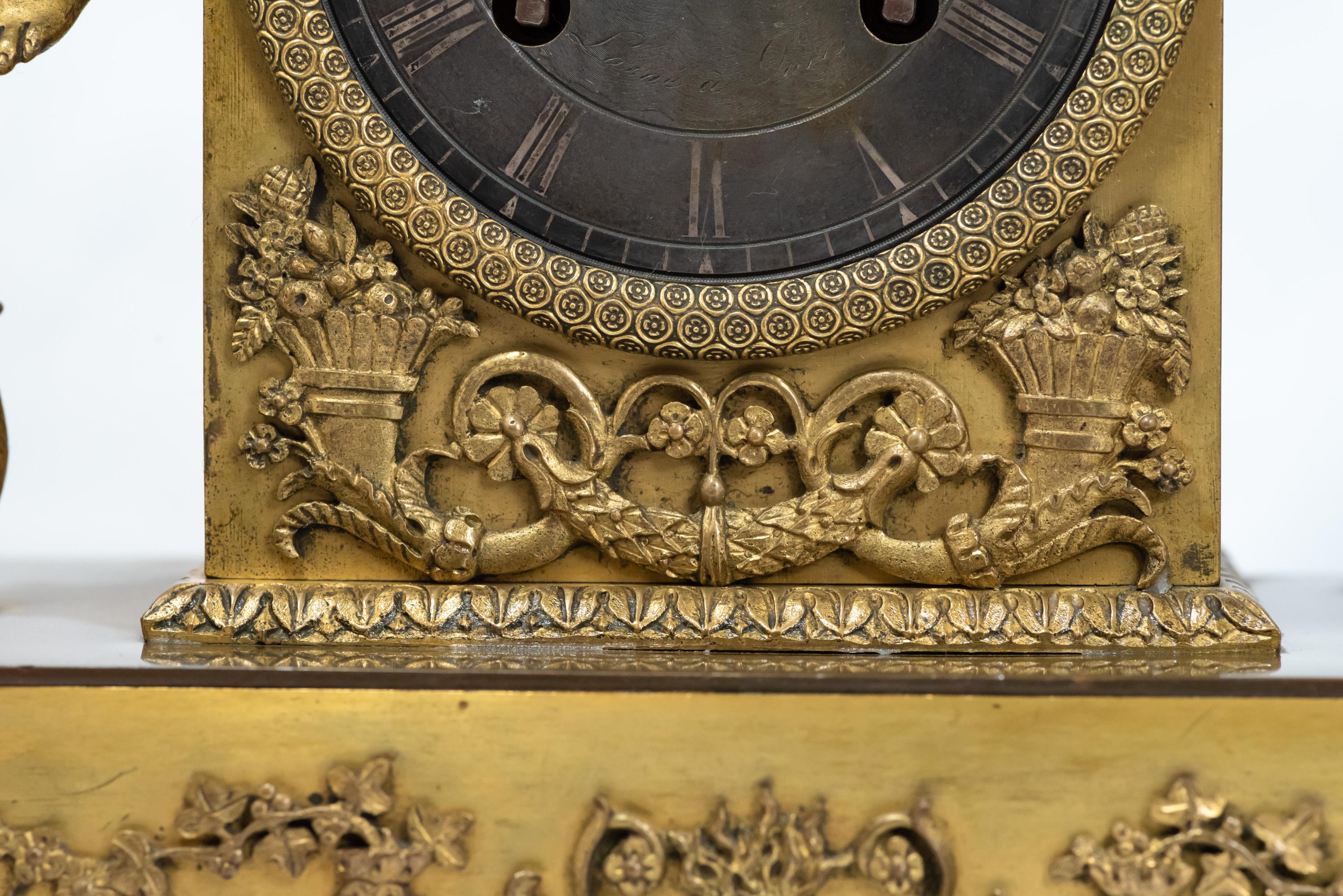 Figure féminine assise dans une horloge française dorée au feu de l'époque Empire en vente 5