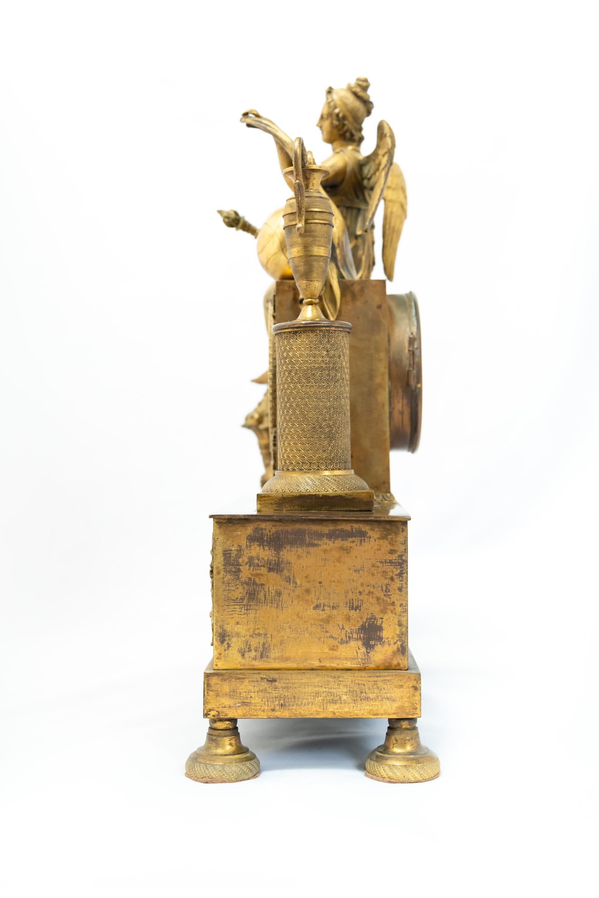 Sitzende weibliche Figur in französischer, feuervergoldeter Uhr aus der Empire-Ära (Französisch) im Angebot
