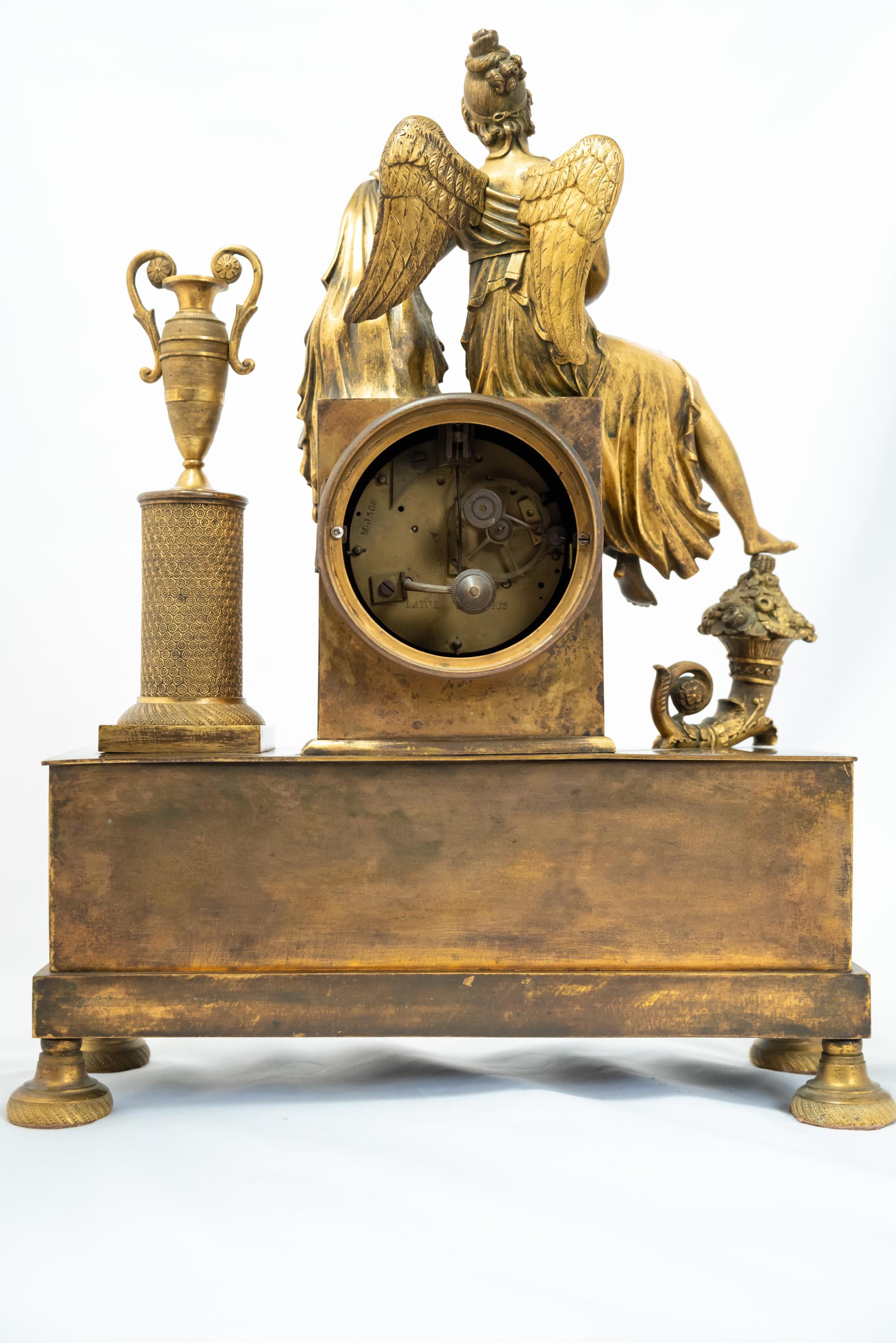 Argenté Figure féminine assise dans une horloge française dorée au feu de l'époque Empire en vente