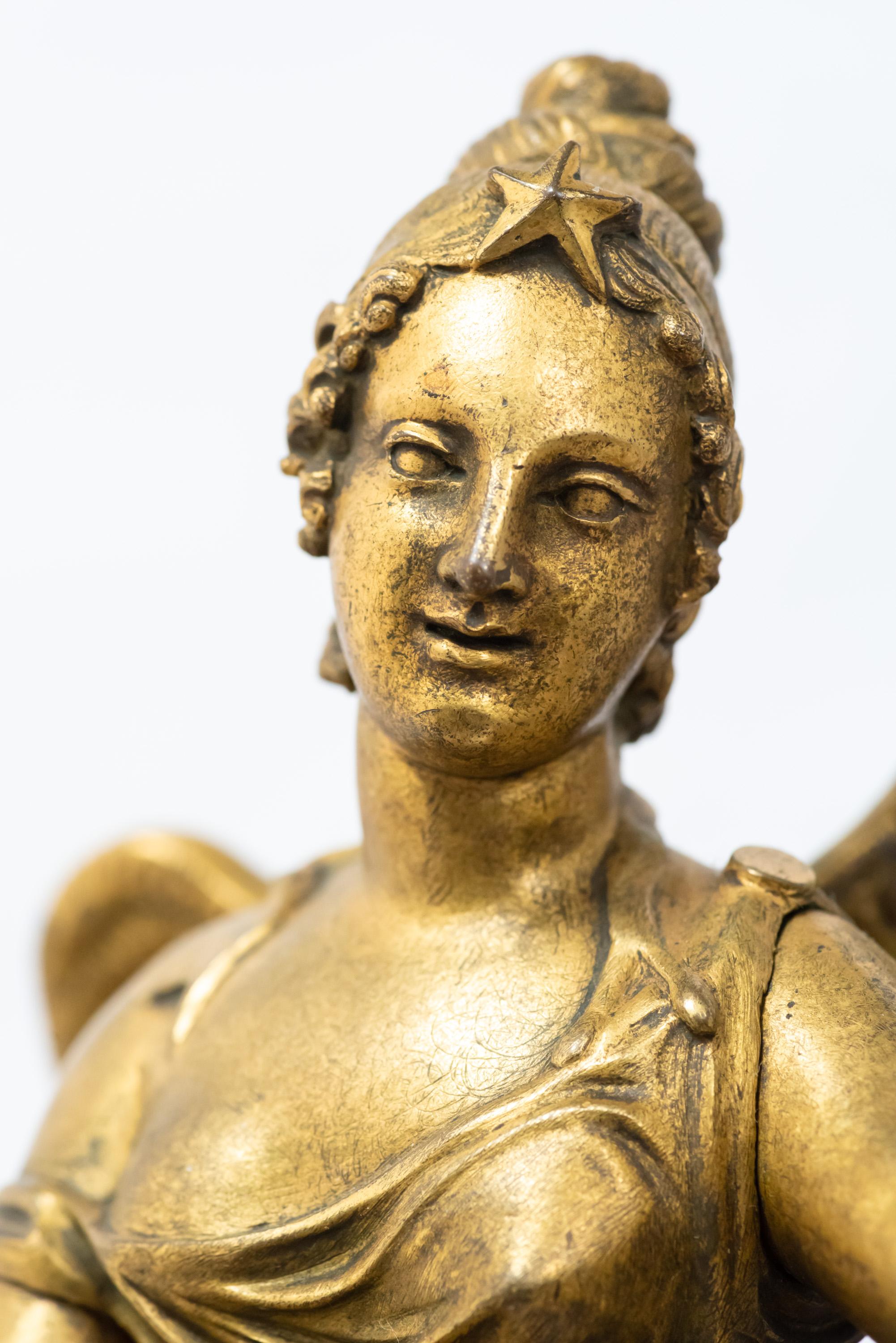 Sitzende weibliche Figur in französischer, feuervergoldeter Uhr aus der Empire-Ära im Angebot 1