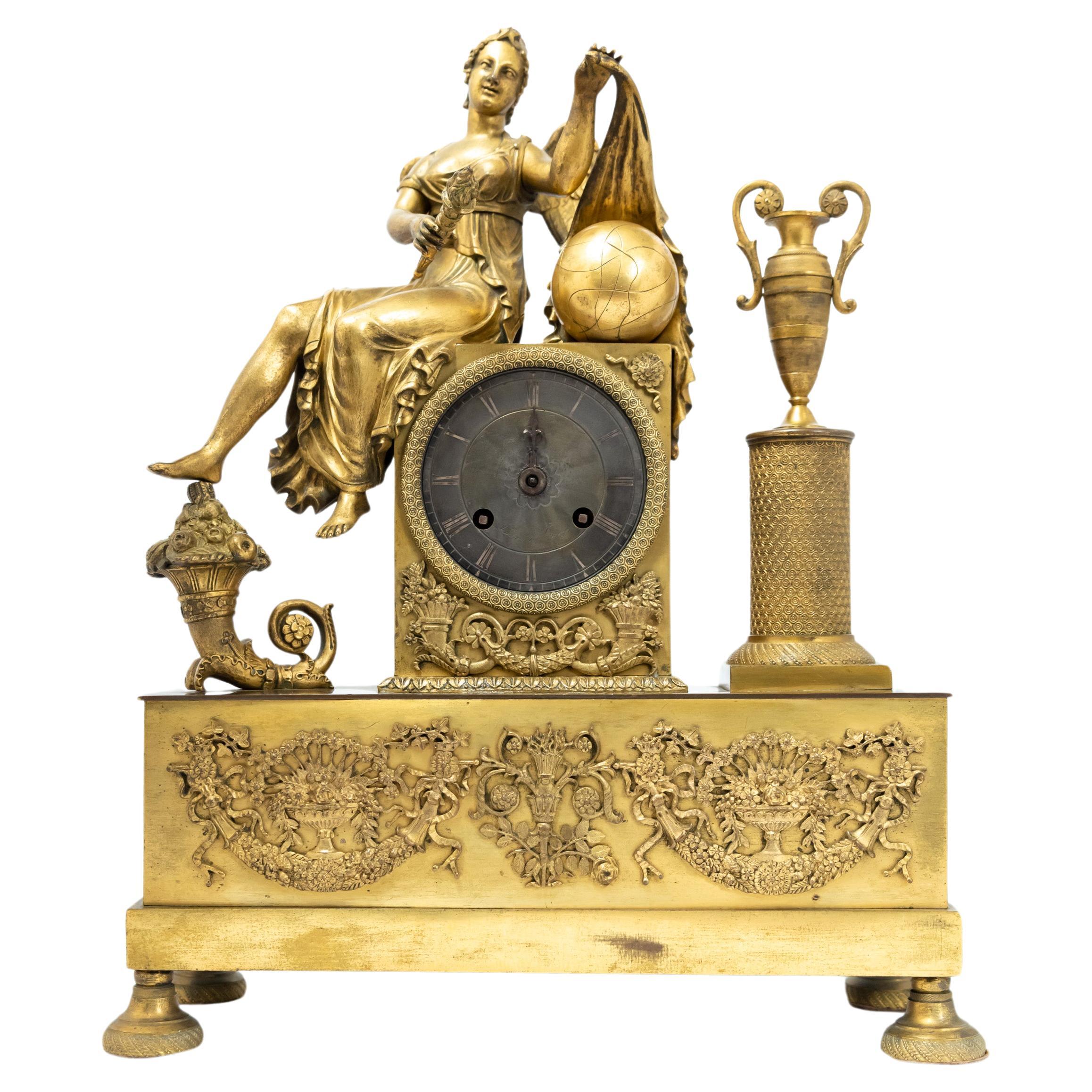 Figure féminine assise dans une horloge française dorée au feu de l'époque Empire en vente