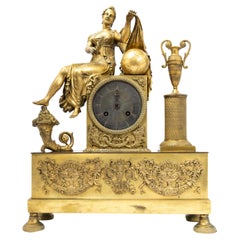 Sitzende weibliche Figur in französischer, feuervergoldeter Uhr aus der Empire-Ära