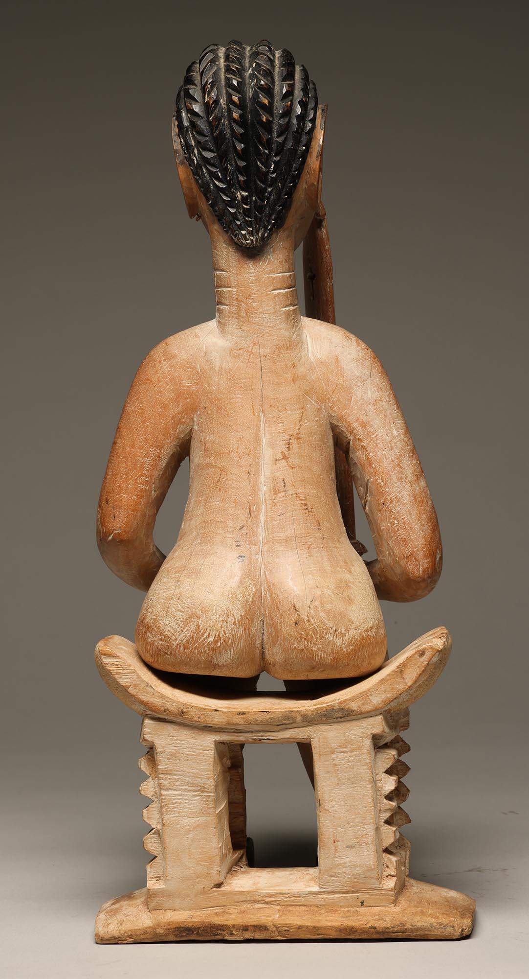 Sculpté à la main Figure féminine assise sur tabouret tenant une épée Ewe Ghana, ex Willis d'Afrique de l'Ouest en vente