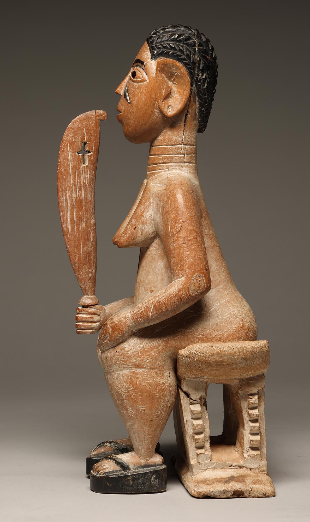 Bois Figure féminine assise sur tabouret tenant une épée Ewe Ghana, ex Willis d'Afrique de l'Ouest en vente