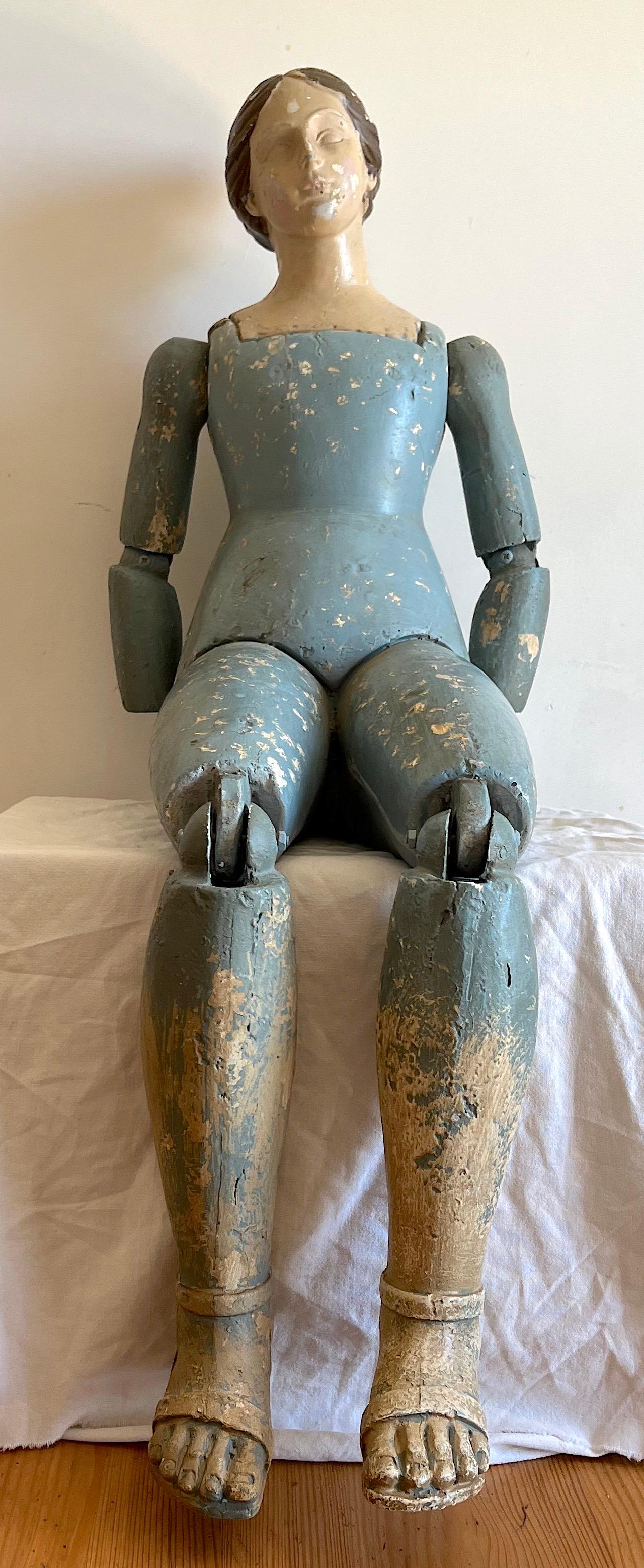 Seated female mannequin from the 1950s / 1960s, unrestored, with spectacular chromatic patina, functional joints, shoulders, legs and arms, made of plaster and wood.