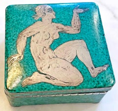 "Sitzender weiblicher Akt", schöne Art Deco Porzellandose von Kåge für Gustavsberg