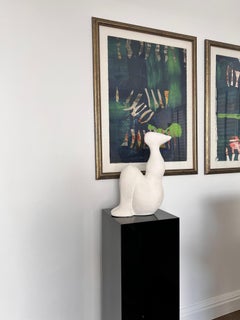 Figura seduta scultura astratta bianca