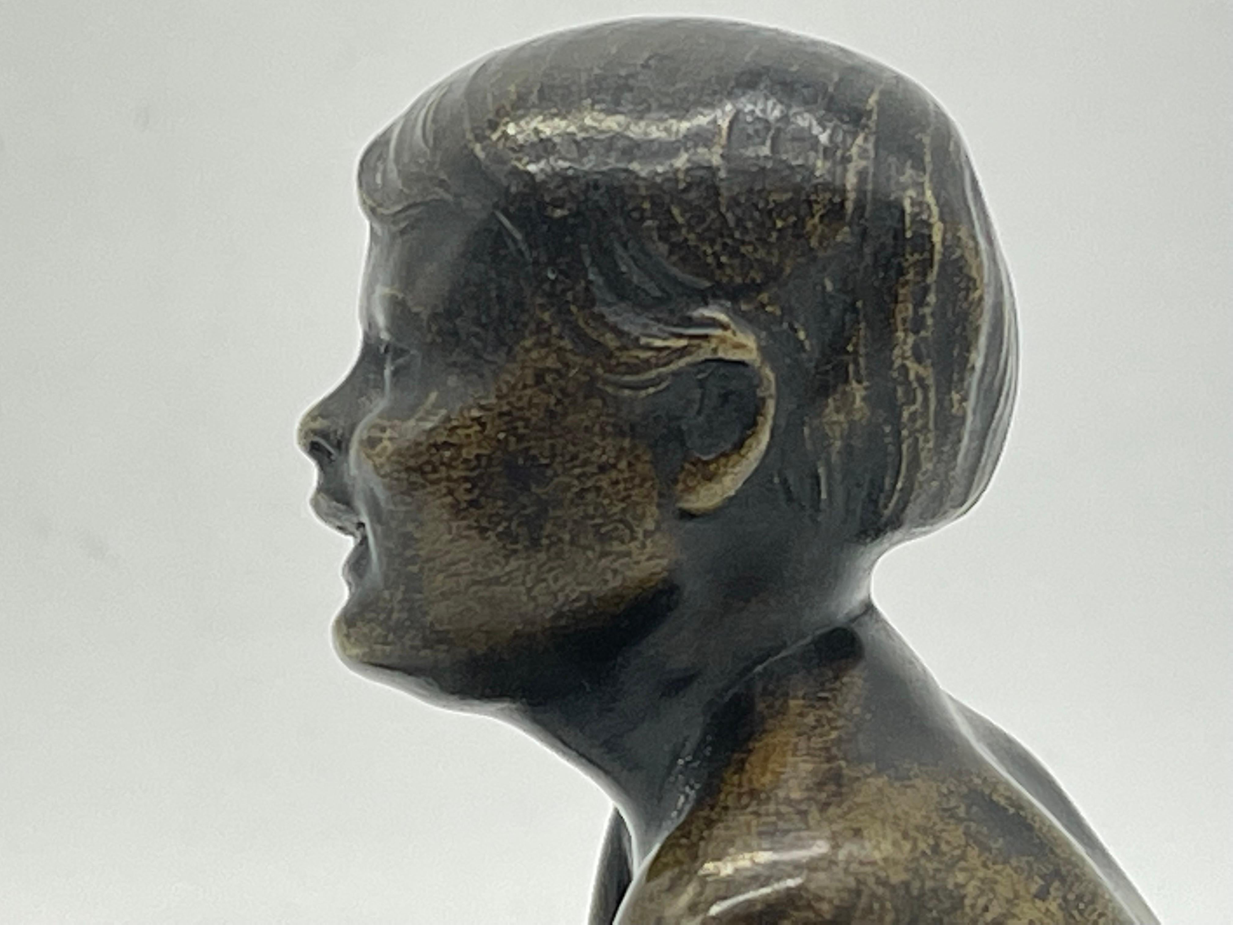 Sitzender kleiner Junge/Kinder aus massiver Bronzeskulptur/Figur aus dem 19. Jahrhundert im Angebot 7