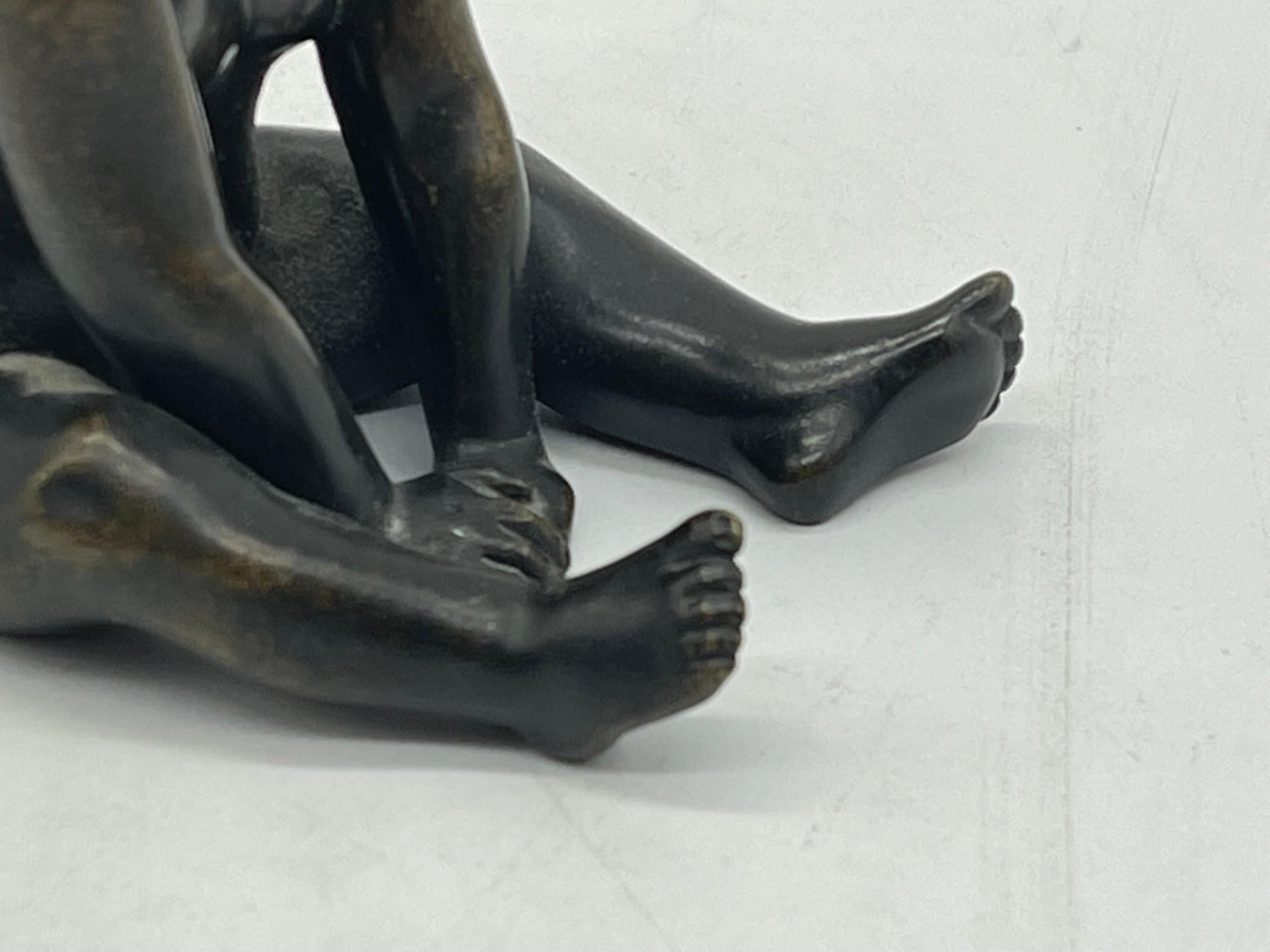 Scultura/Figura in bronzo massiccio del XIX secolo, Bambino seduto/Bambino in vendita 7